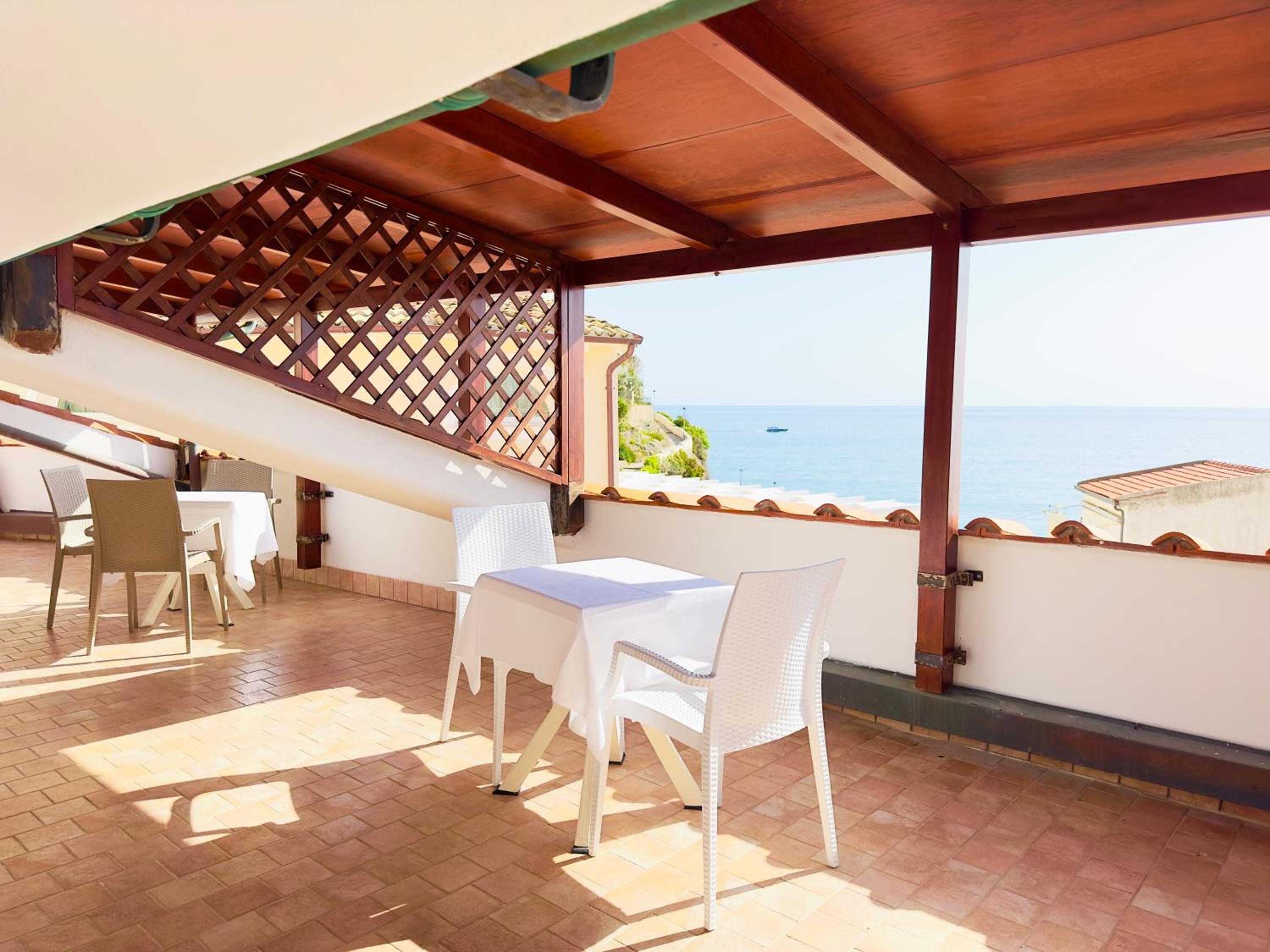 Quadruple Room with Terrace photo 3