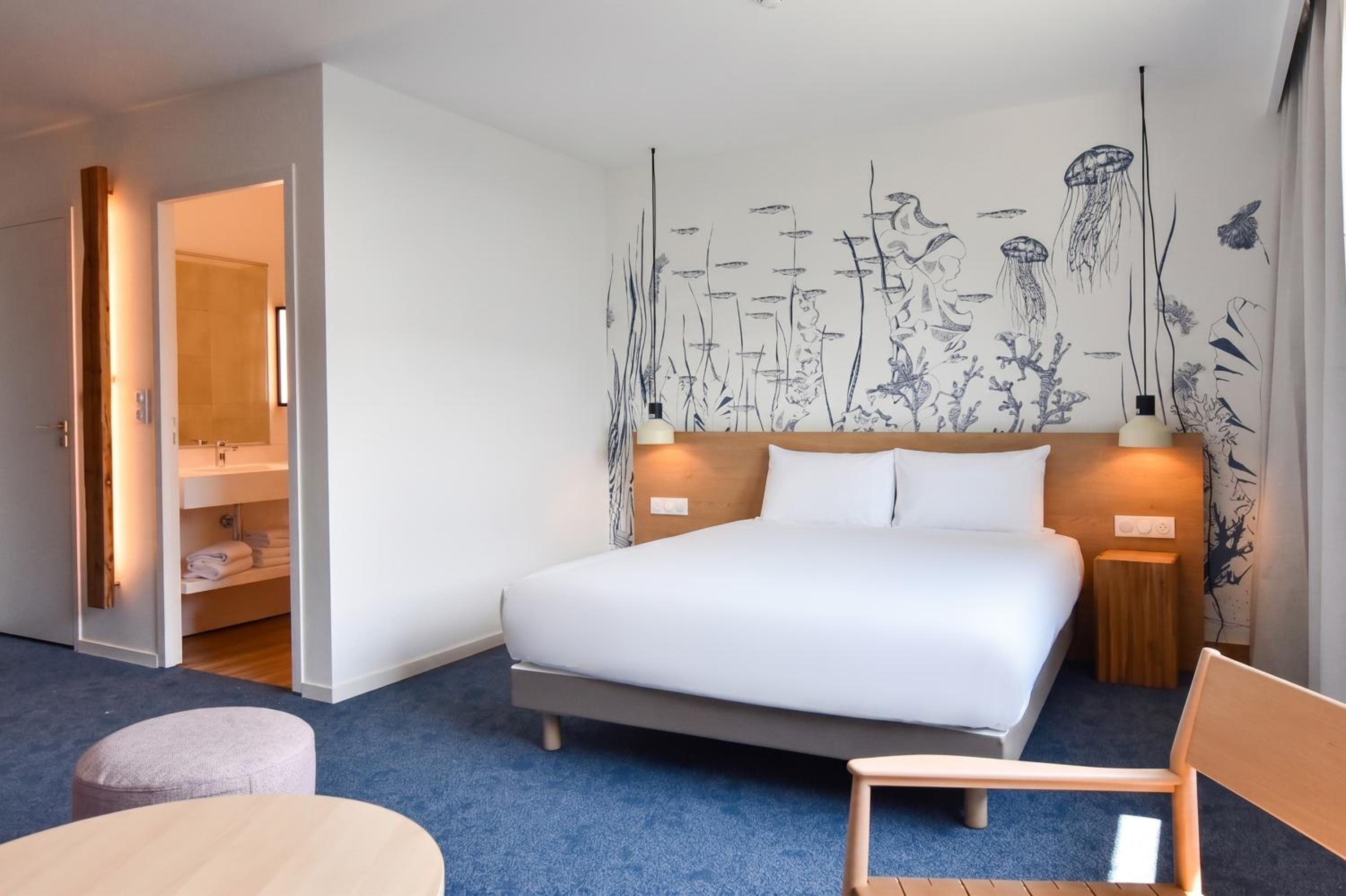 Superior Room - 1 Queen Bed