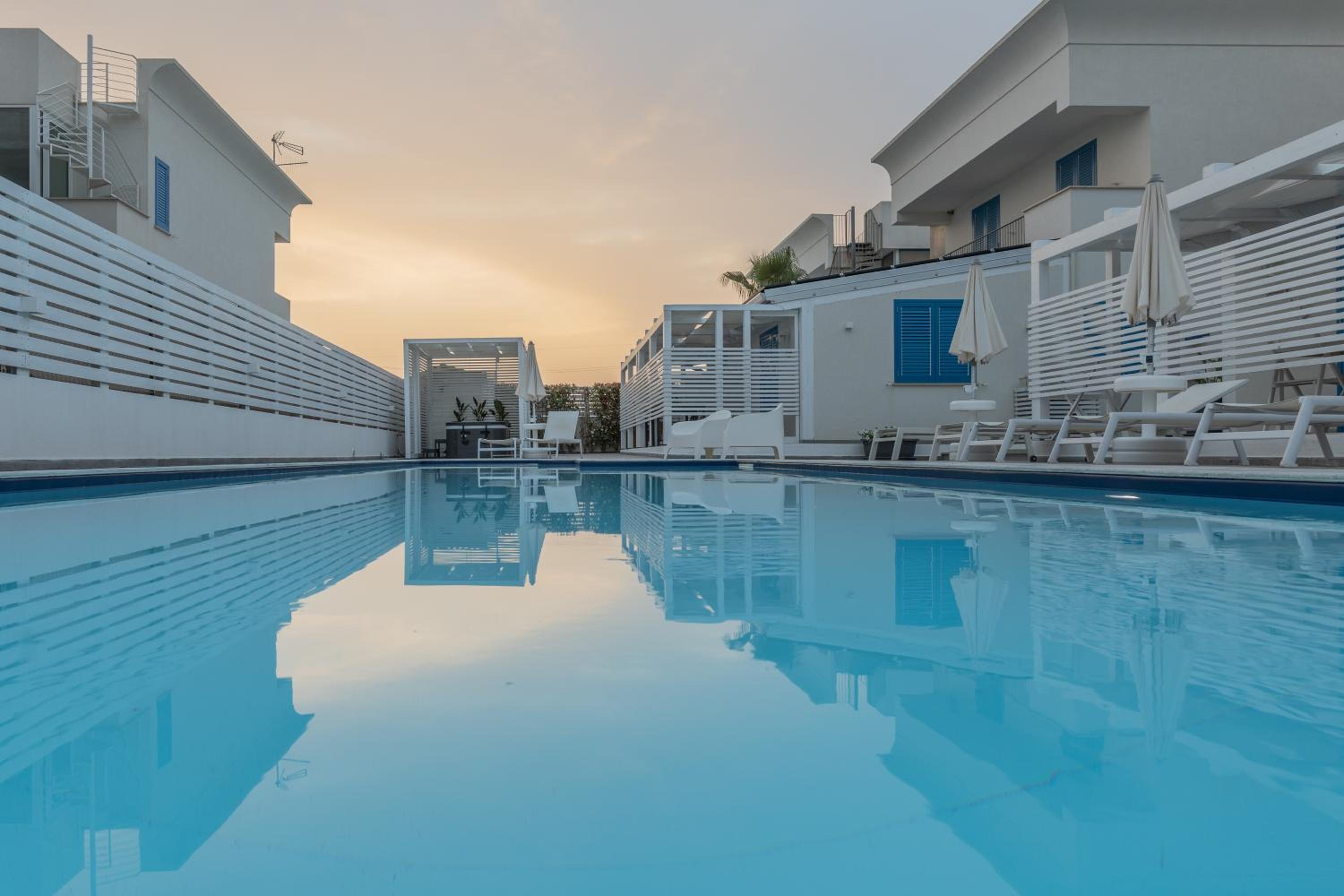 King Room with Pool View - Photo 61