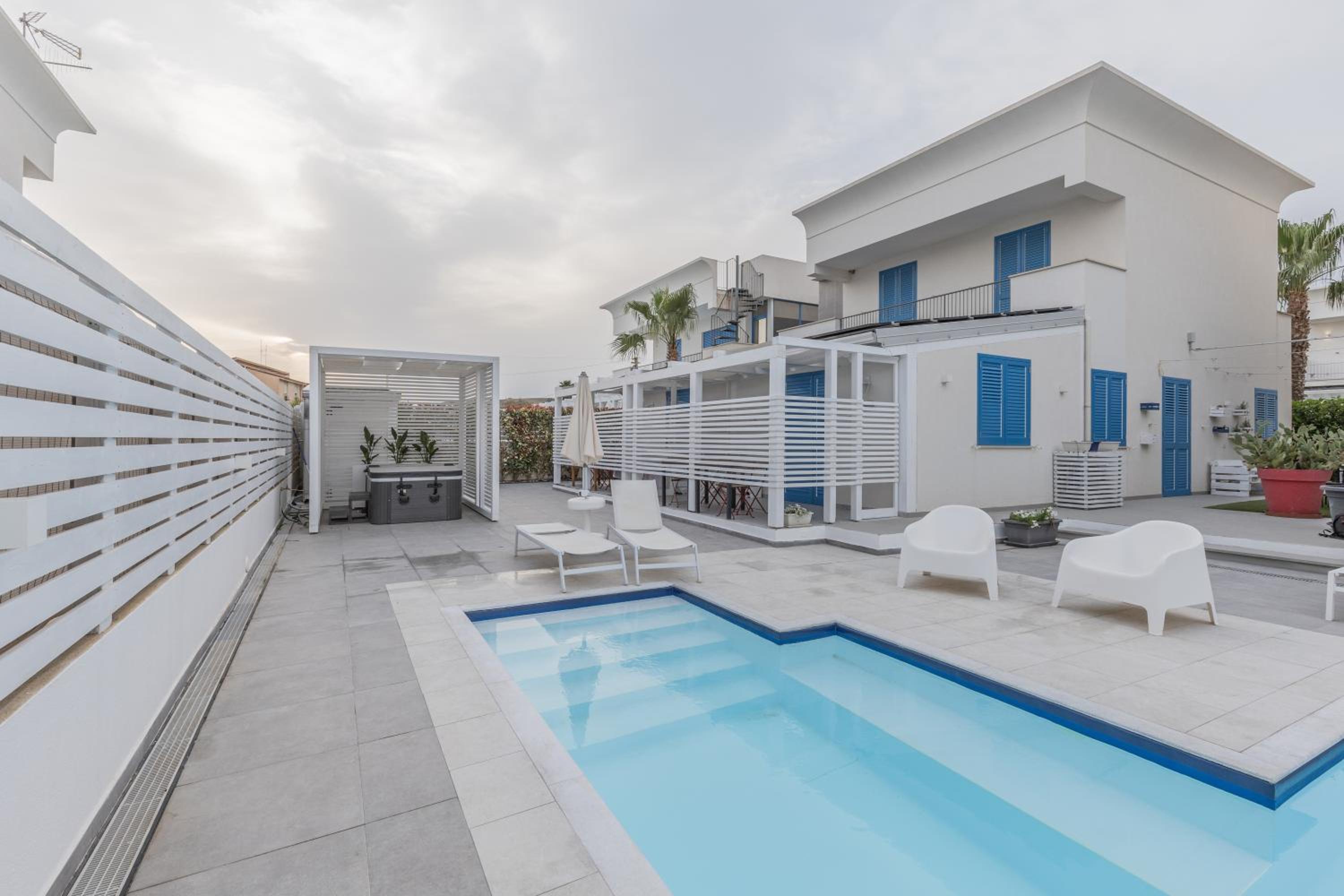King Room with Pool View - Photo 62