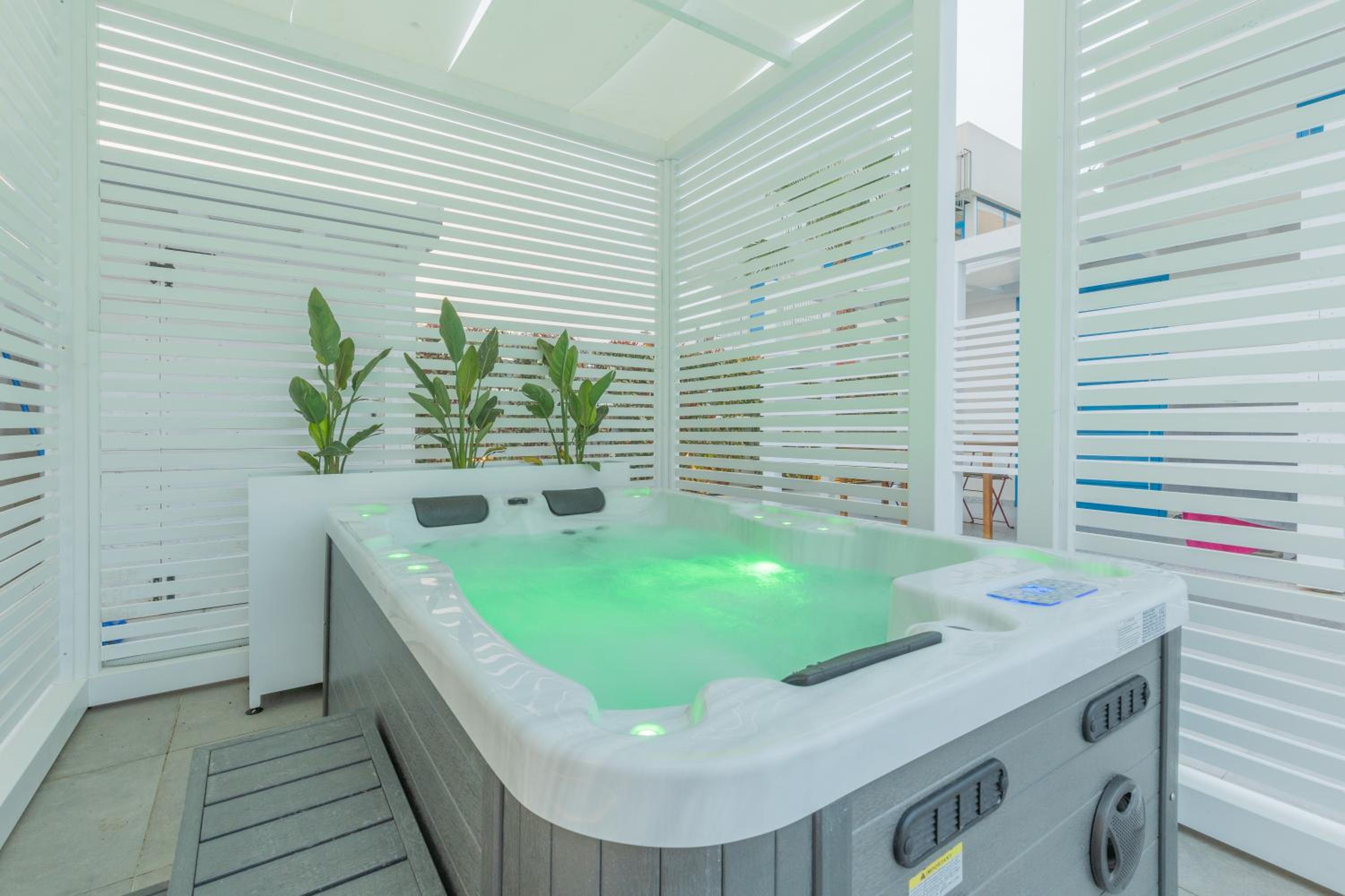 King Room with Pool View - Photo 40