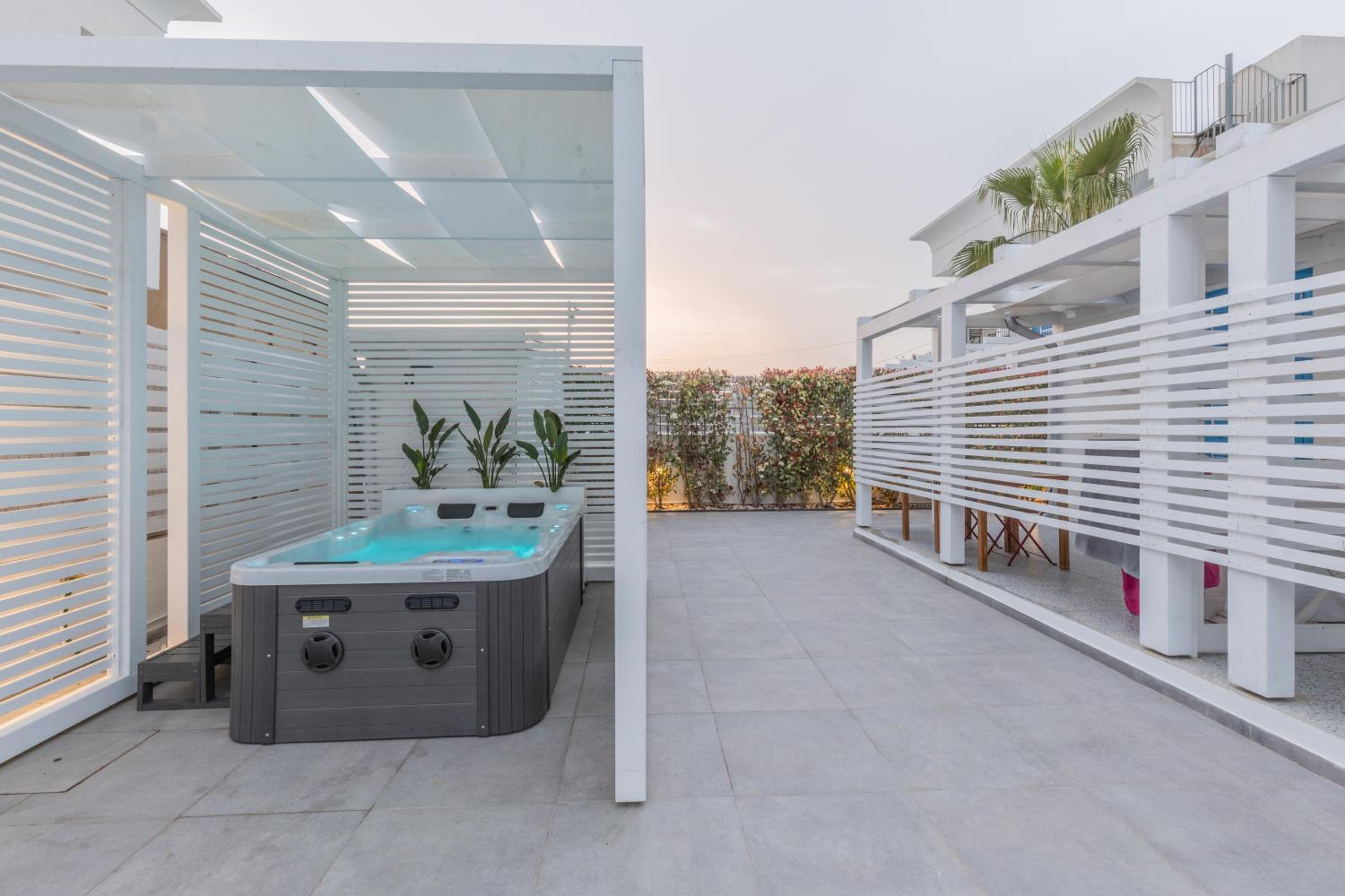 King Room with Pool View - Photo 41