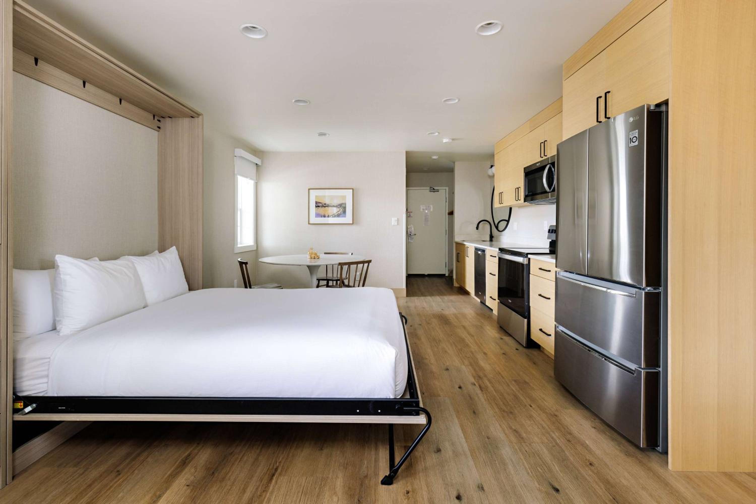 One-Bedroom Queen Suite with Courtyard - Upper Floor/Non-Smoking photo 1