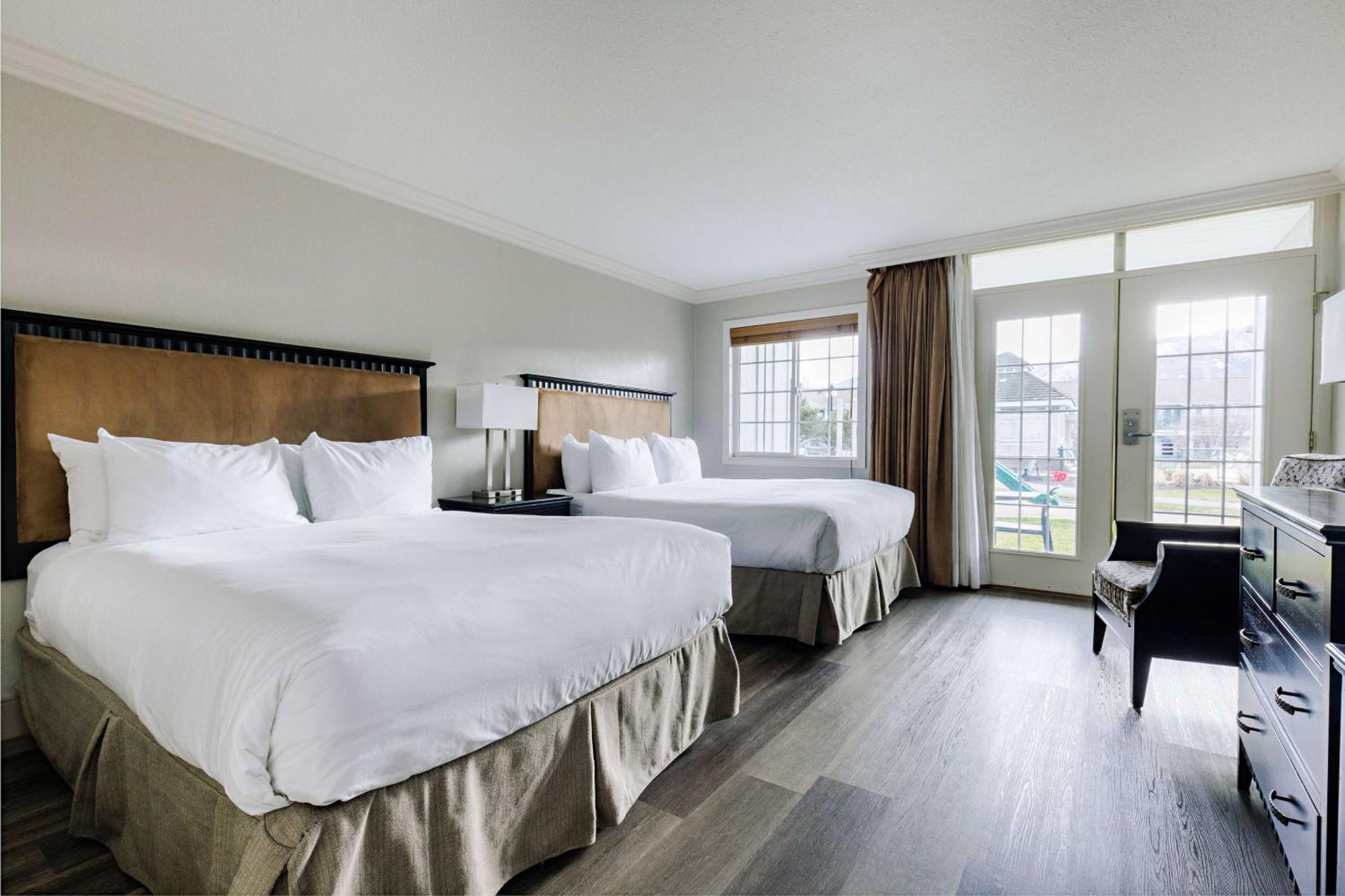 Queen Room with Two Queen Beds and Front View - Ground Floor/Non-Smoking - Photo 1