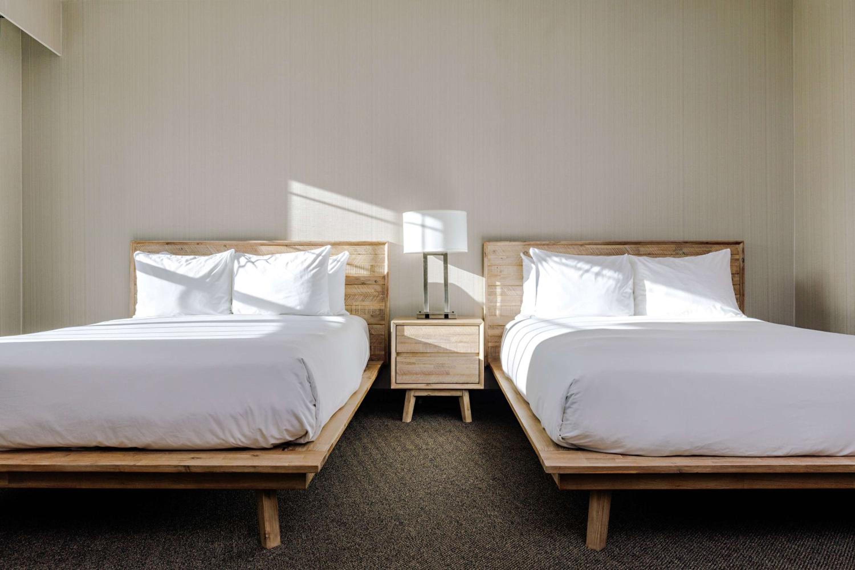 Queen Room with Two Queen Beds/Upper Level with Balcony - Tower Building, Non-Smoking - Photo 2