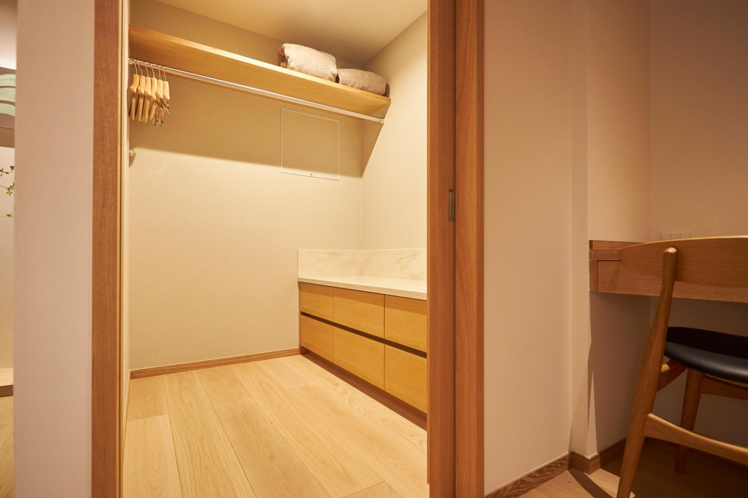 Junior Suite with King Bed with Private Hot Spring thumbnail 5