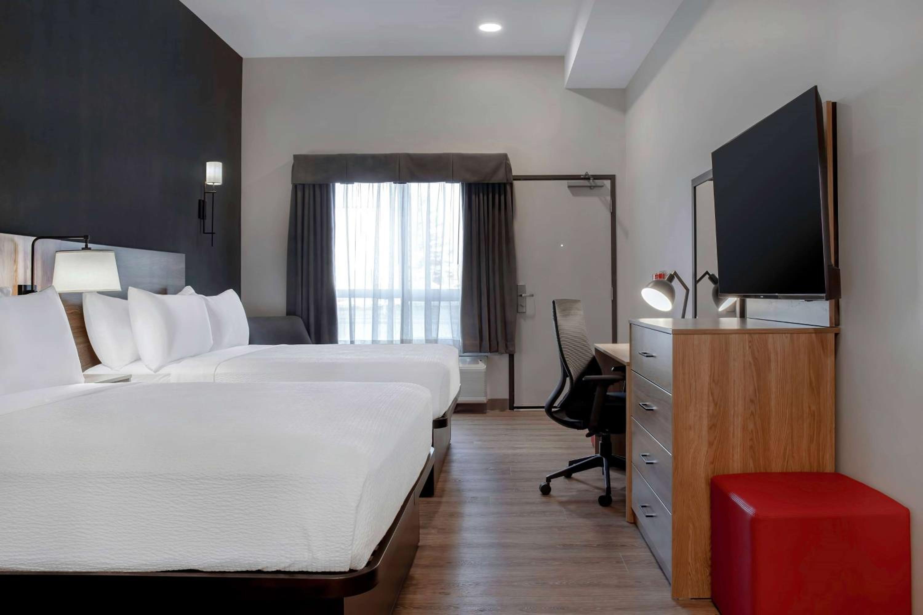 Queen Room Adjoining Conference Room - Main Floor/Non-Smoking