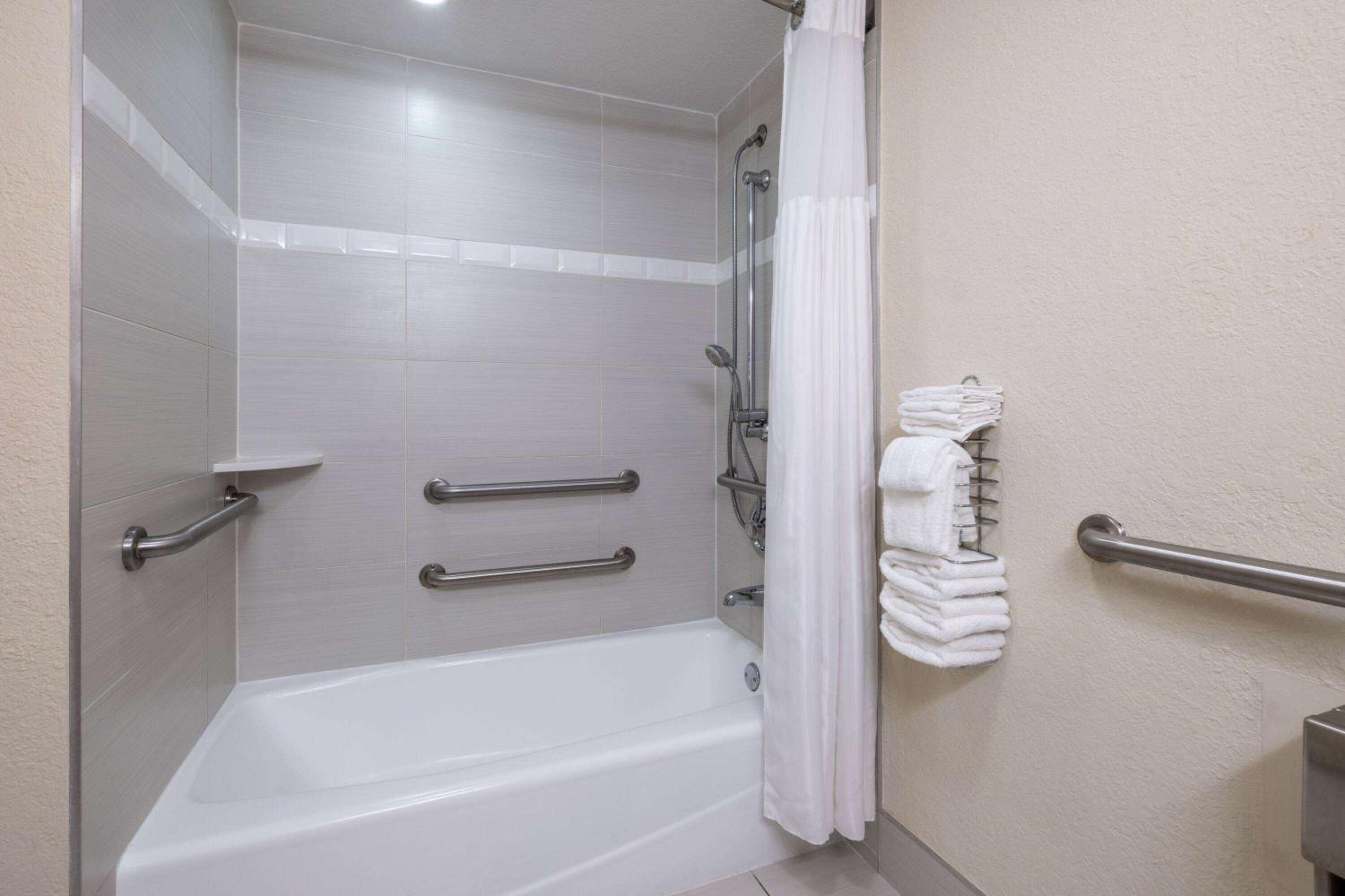 Double Room with Two Double Beds and Pool View - Mobility Accessible/Non-Smoking photo 3