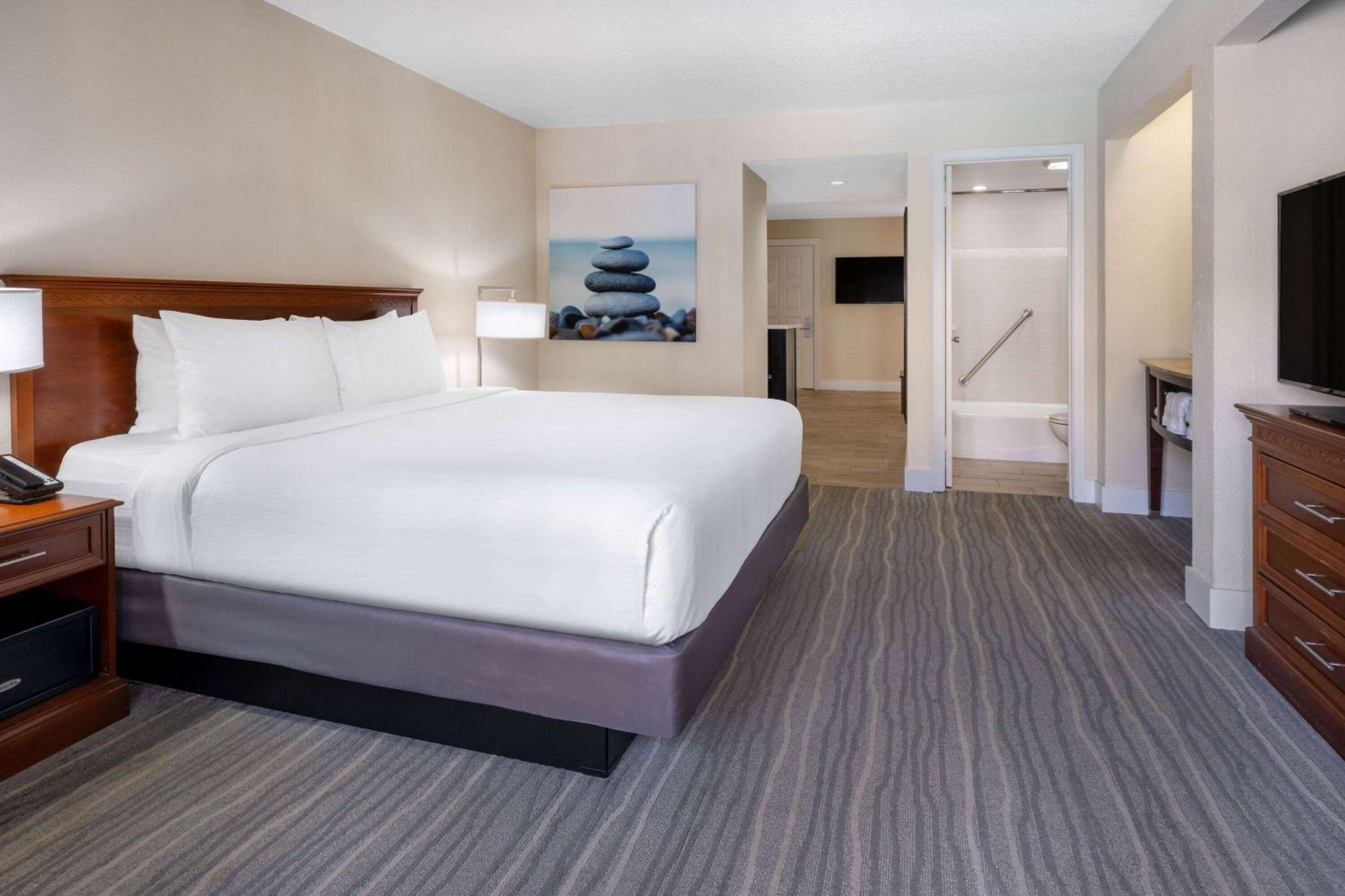 One-Bedroom King Suite with Pool View - Non-Smoking photo 3