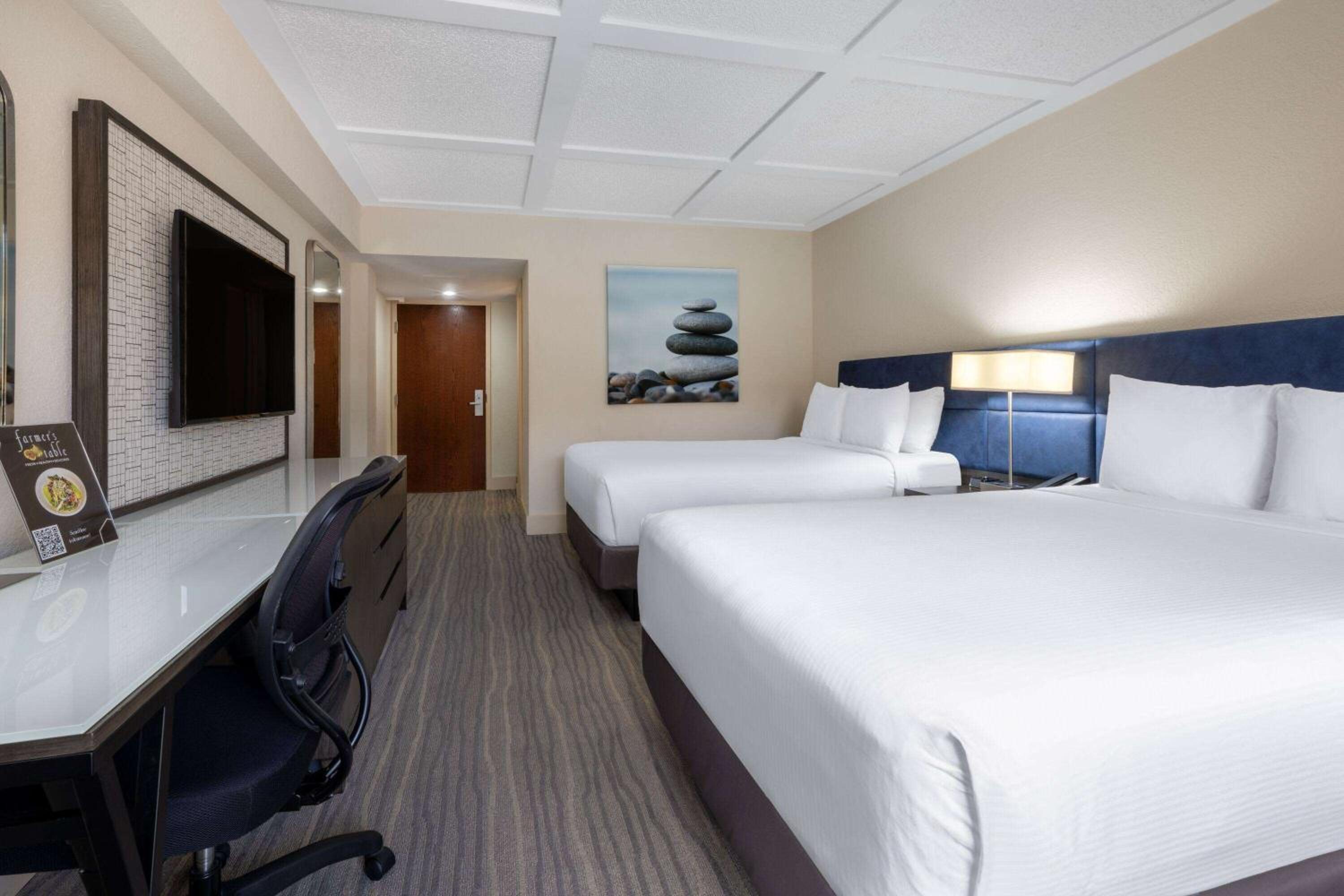 Double Room with Two Double Beds and Pool View - Non-Smoking photo 3