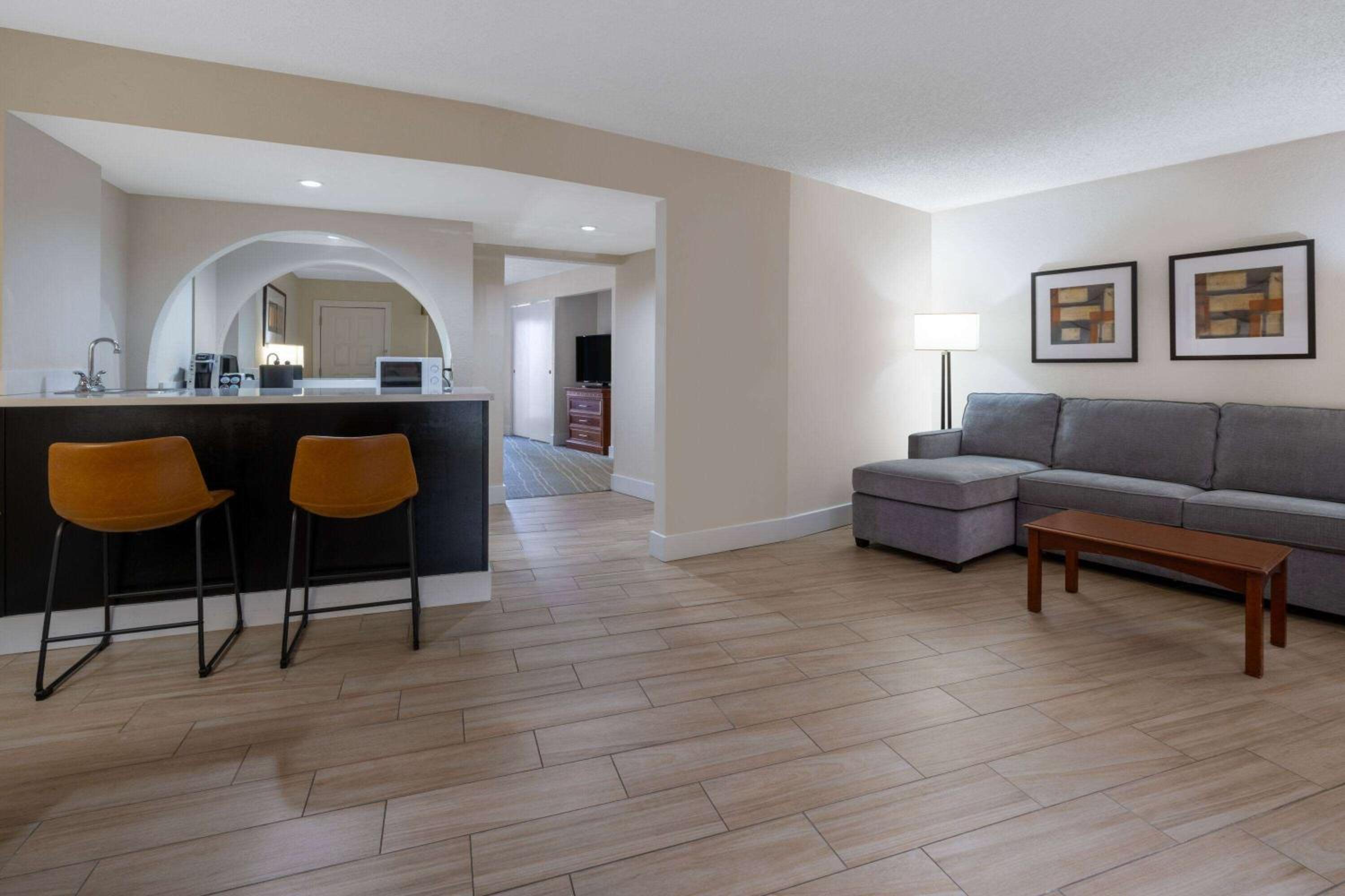 Studio Suite with Two Double Beds and Pool View - Non-Smoking