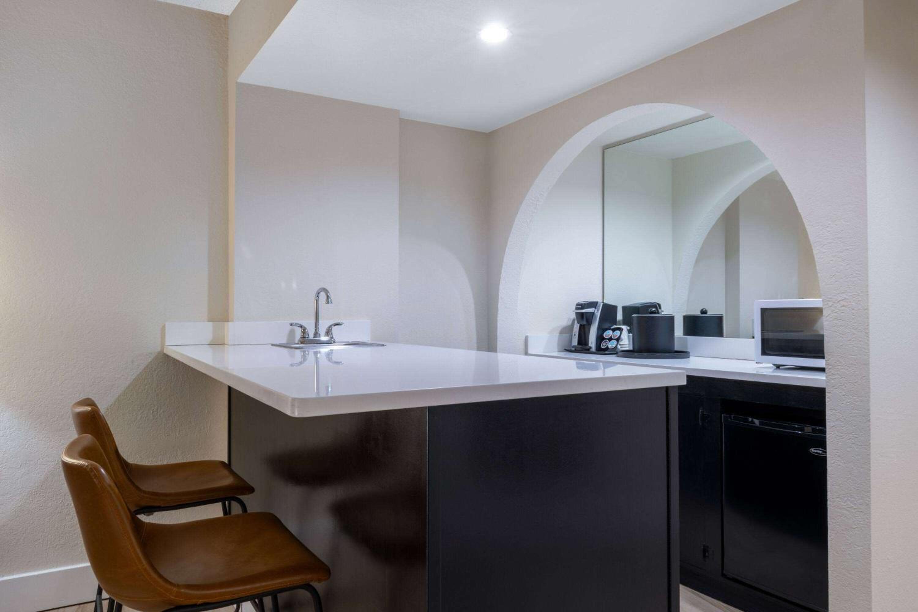 Studio Suite with Two Double Beds and Pool View - Non-Smoking photo 2