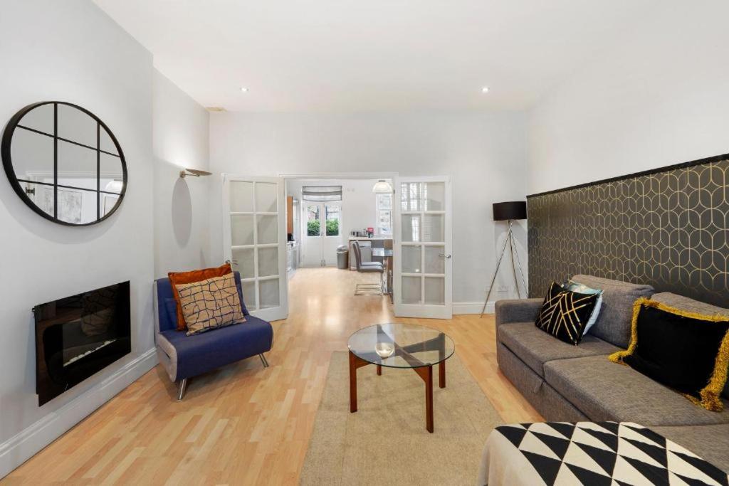 Three-Bedroom House photo 3