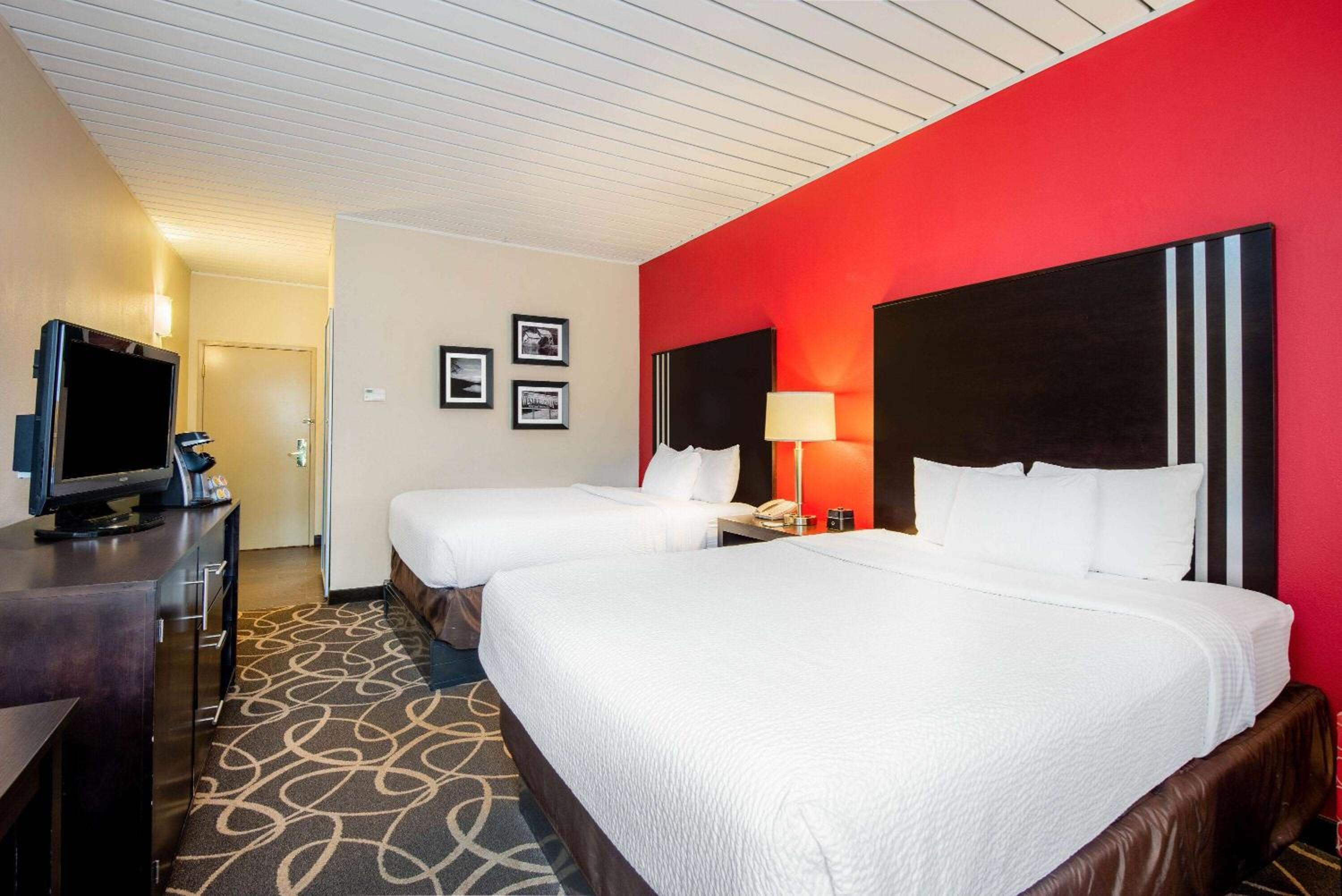 Queen Room with Two Queen Beds - Photo 3