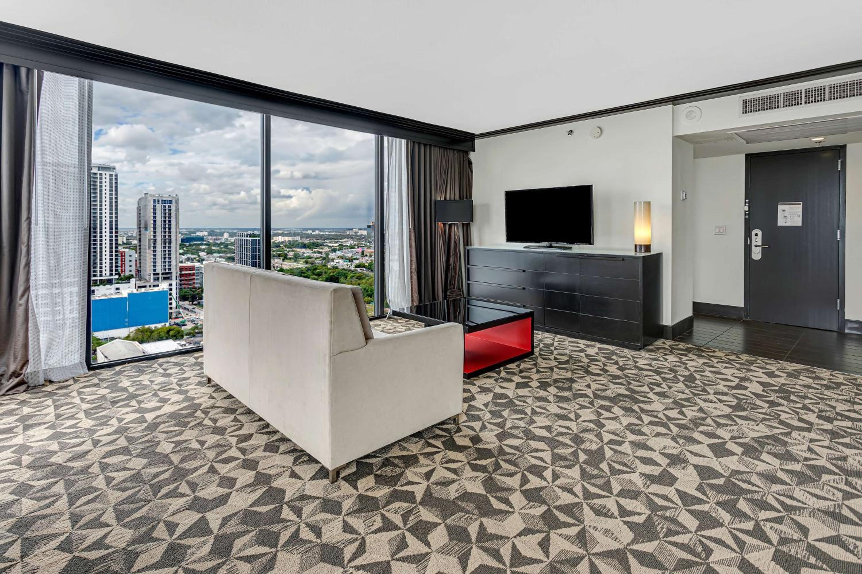 Junior King Suite with Seating Area thumbnail 6