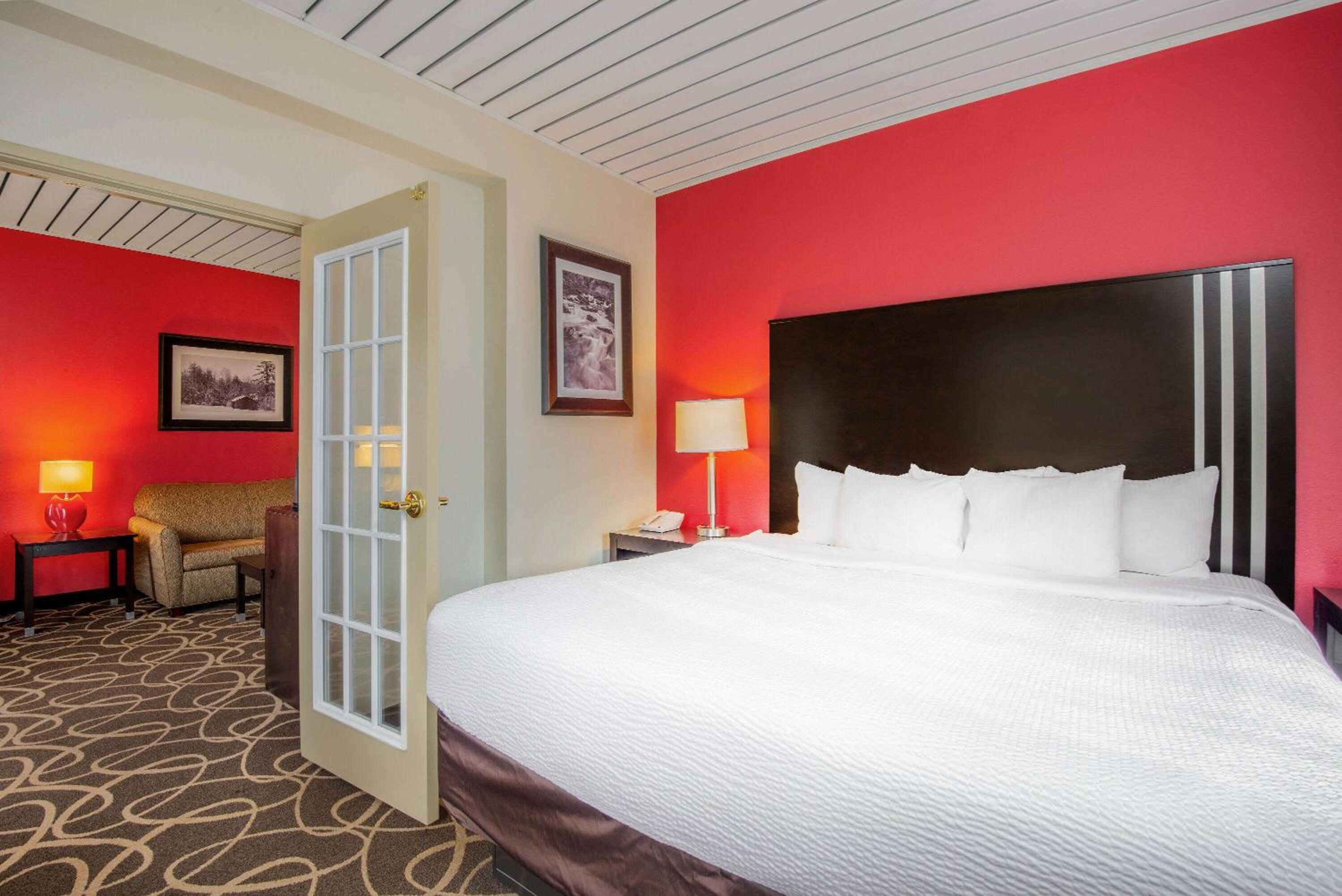 One-Bedroom King Suite - Non-Smoking - Photo 2