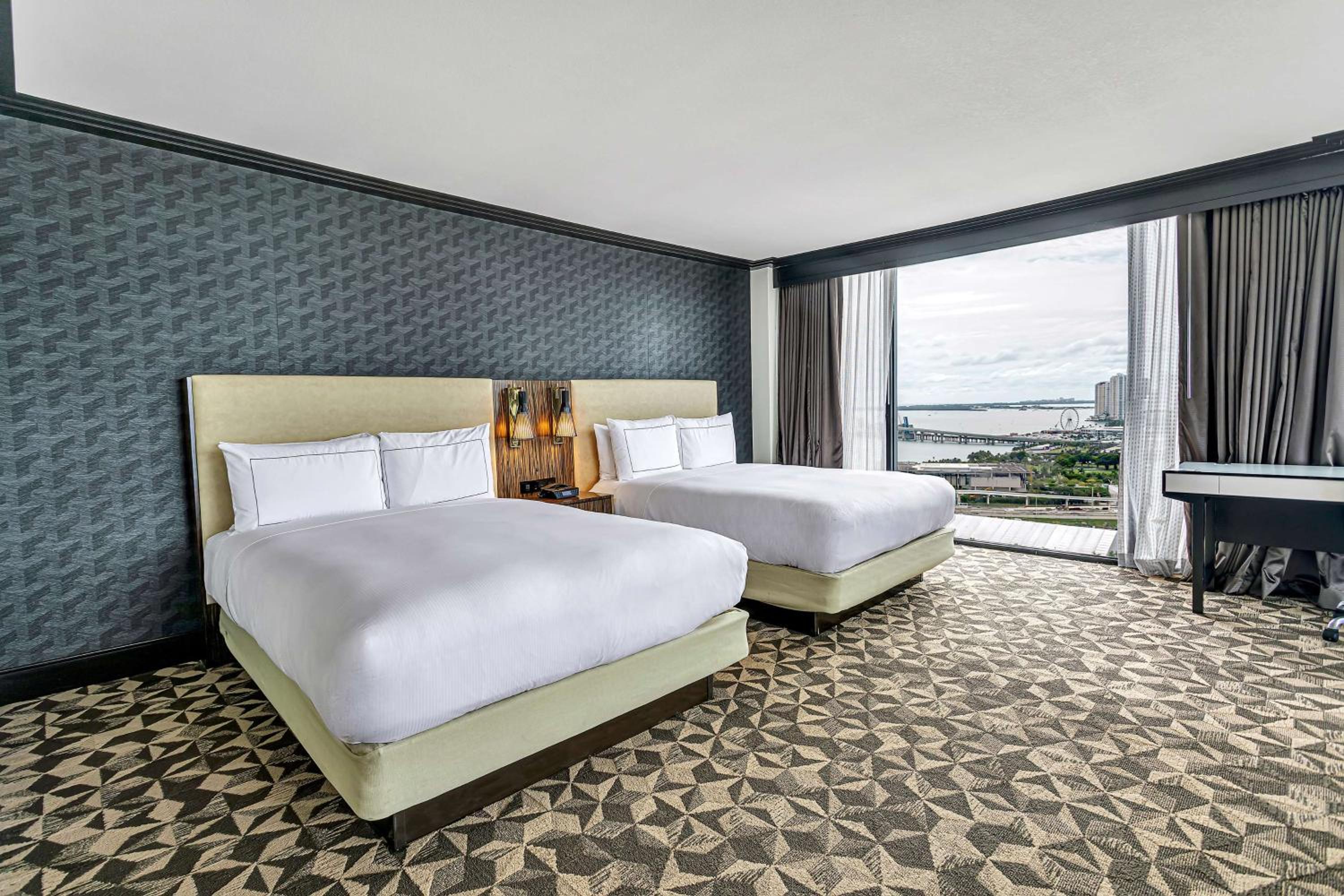 Junior Queen Suite with Bay View