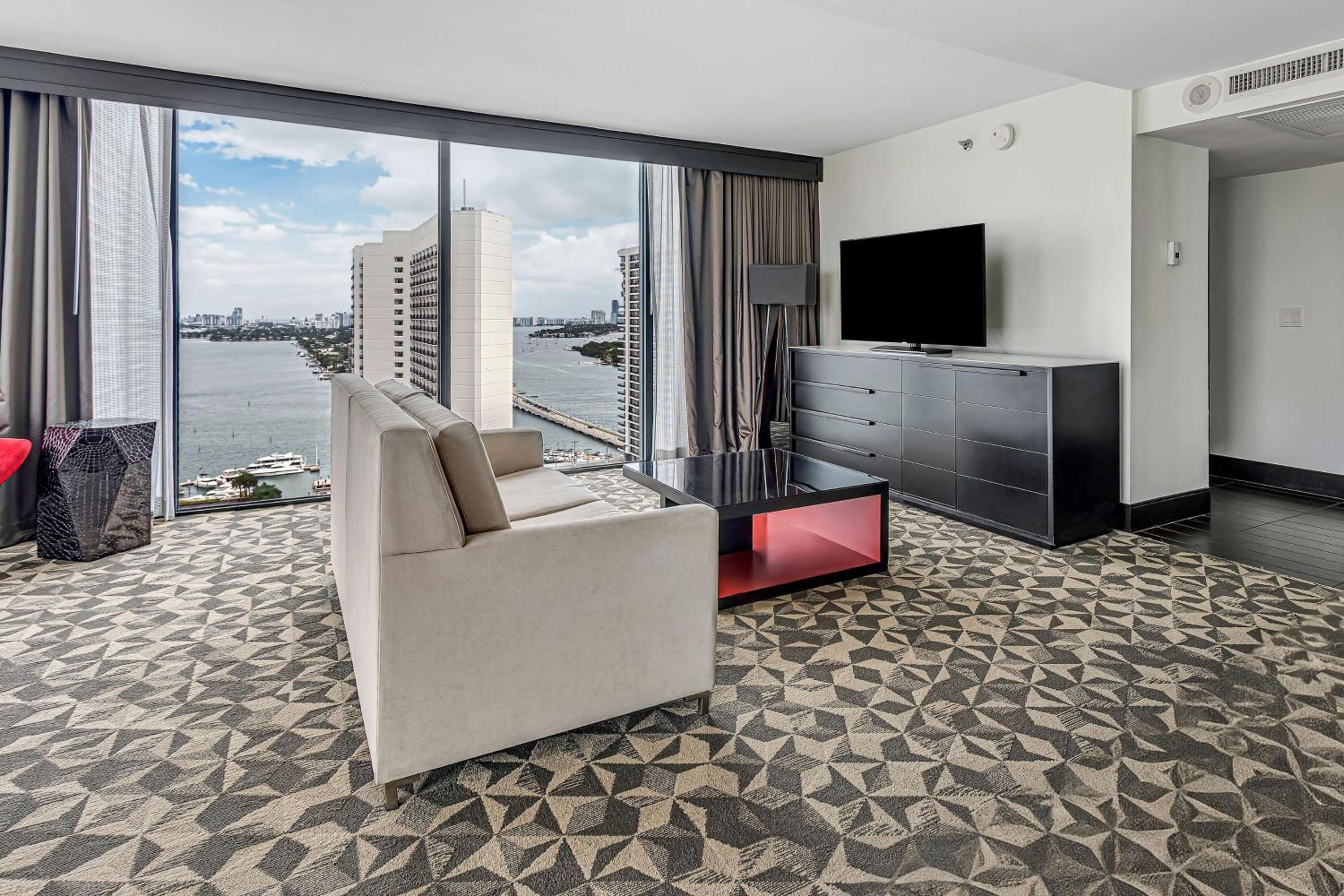 Junior King Suite with Seating Area thumbnail 5