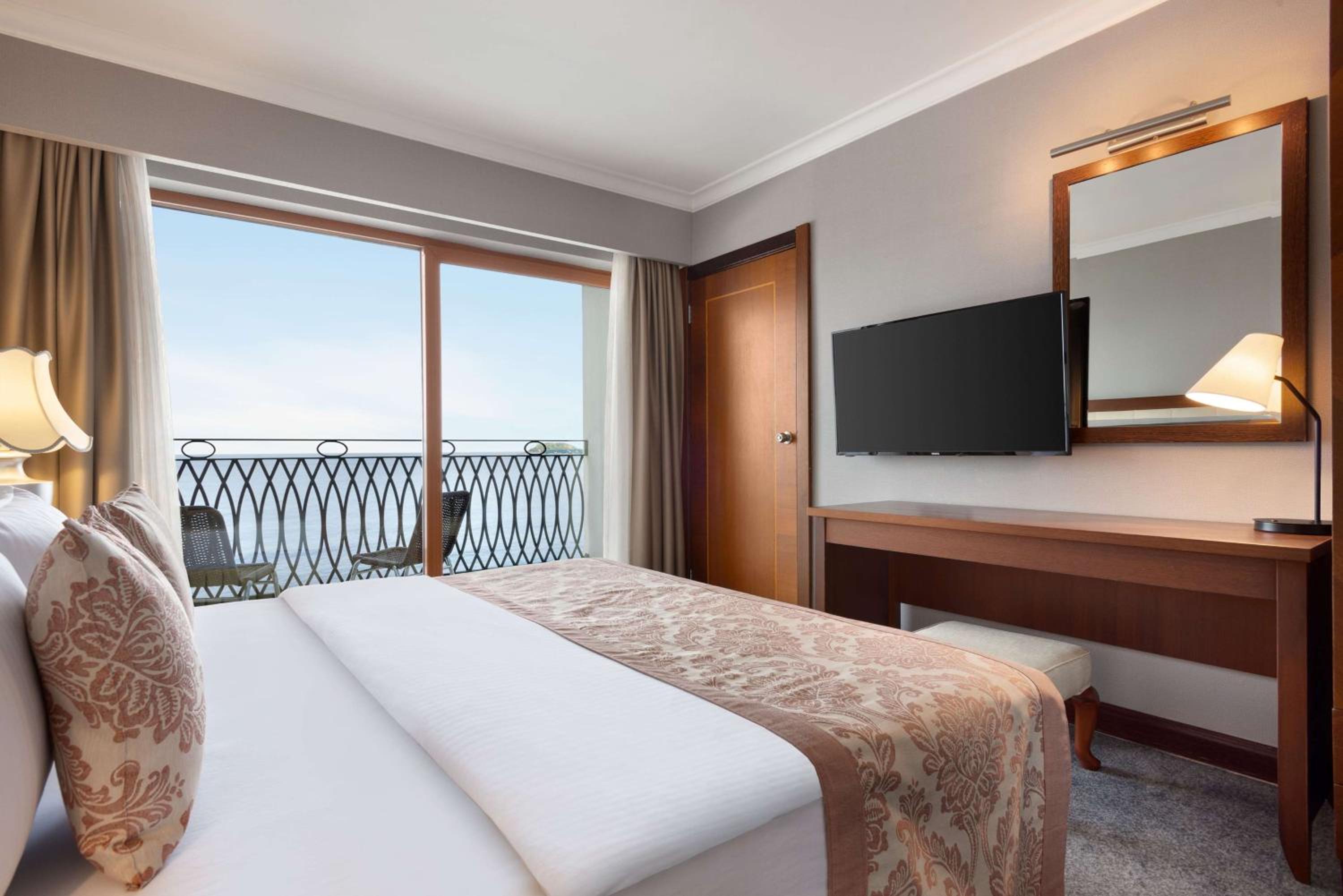 Honeymoon Suite with Jacuzzi and Sea View photo 1