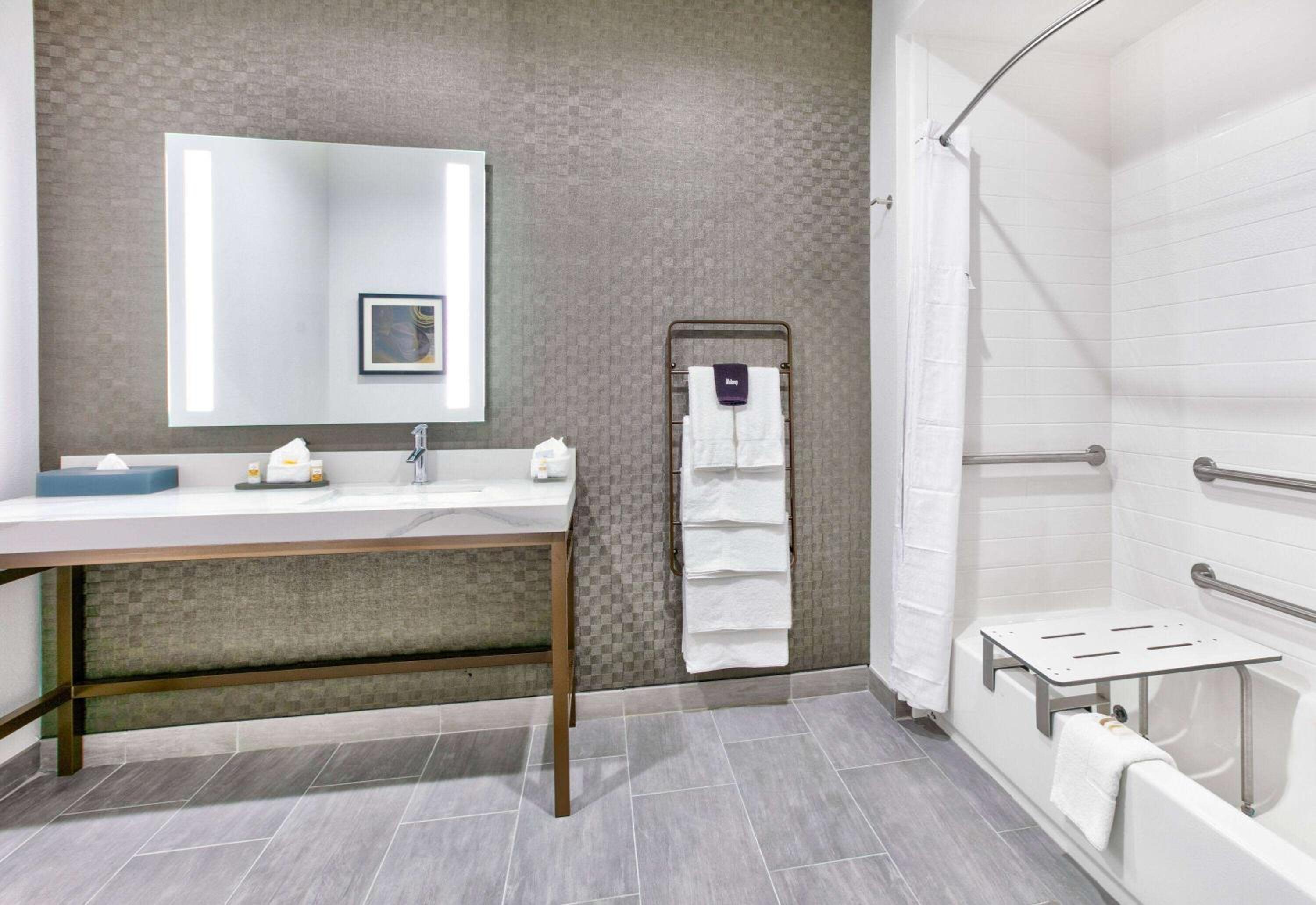 Queen Room with Two Queen Beds - Mobility Access/Non-Smoking photo 2