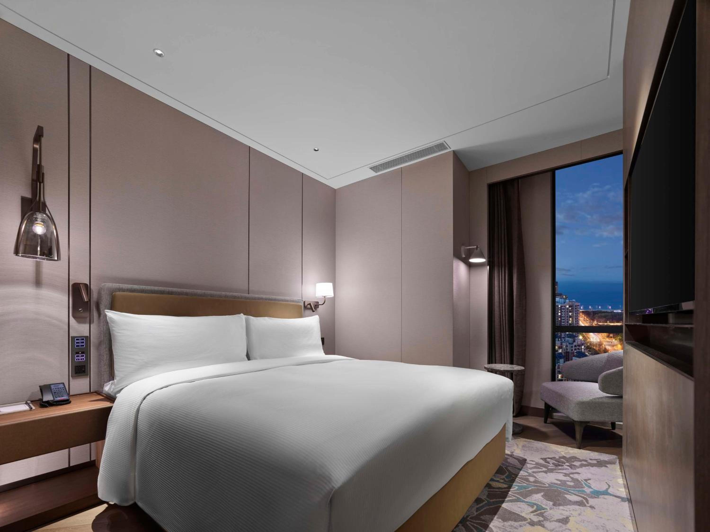Deluxe King Suite with Sea View