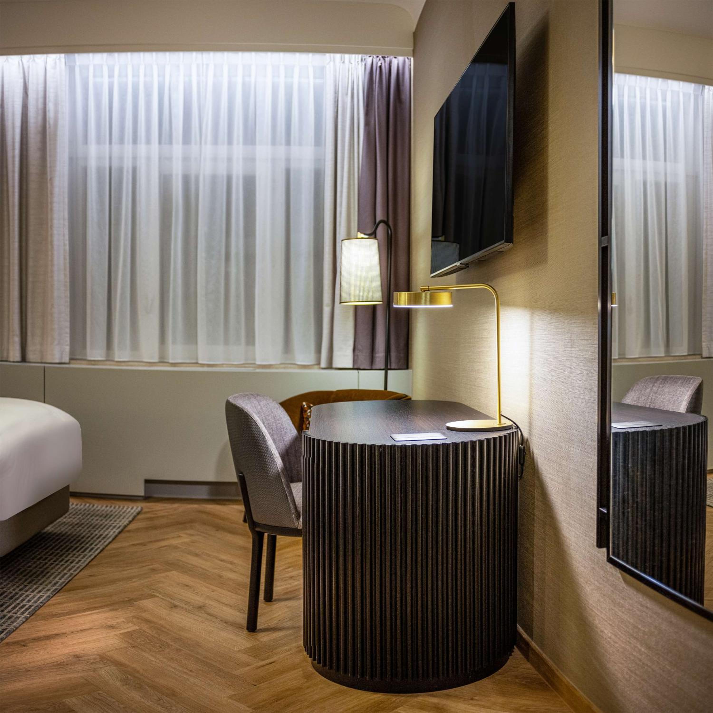King Room with Sofa Bed thumbnail 5