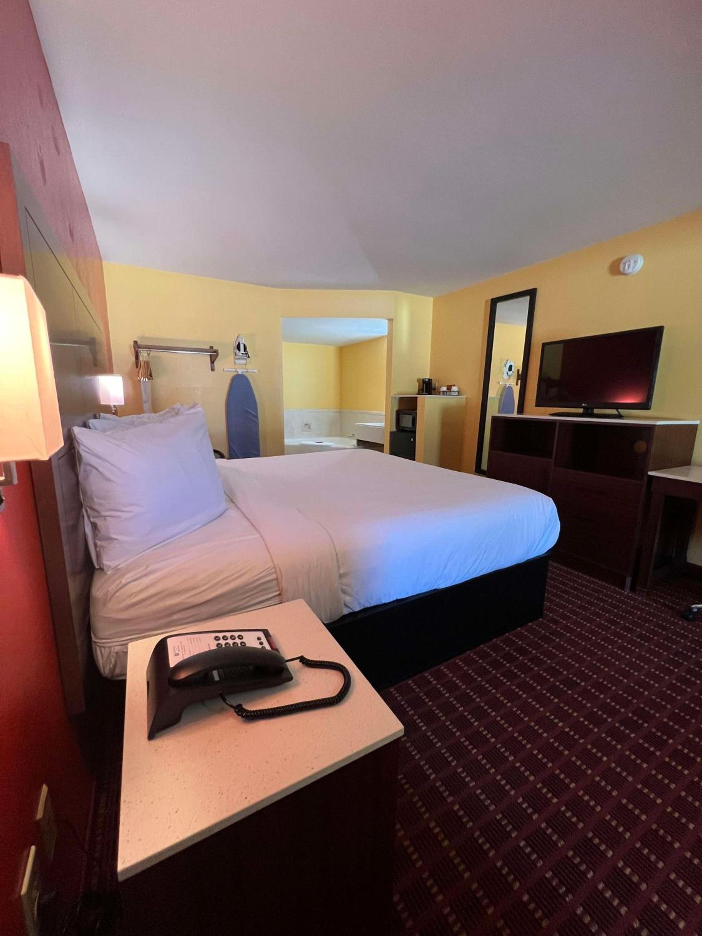 King Suite with Sofa Bed and Hot Tub - Non-Smoking - Photo 1