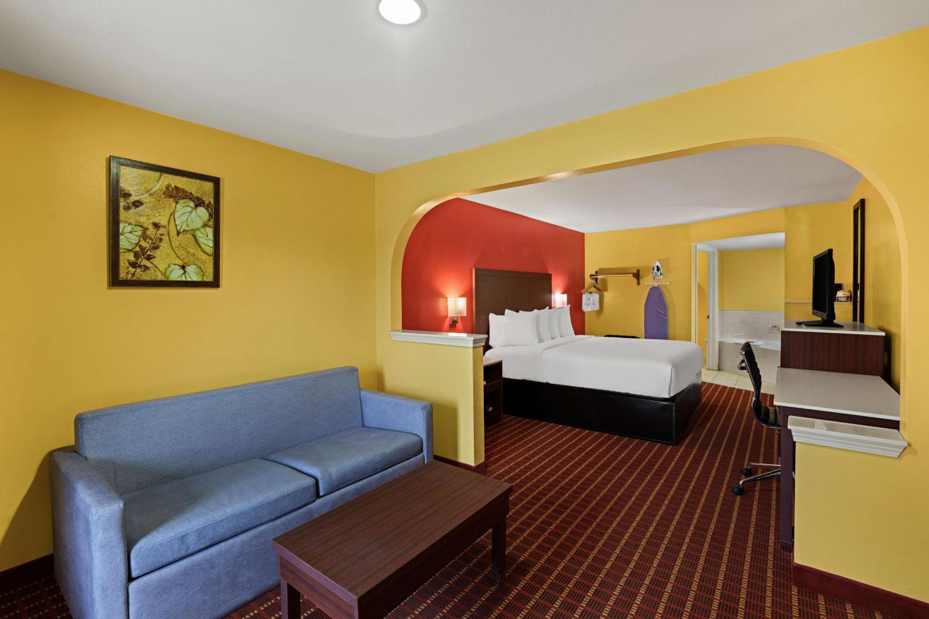 King Suite with Sofa Bed and Hot Tub - Non-Smoking - Photo 4