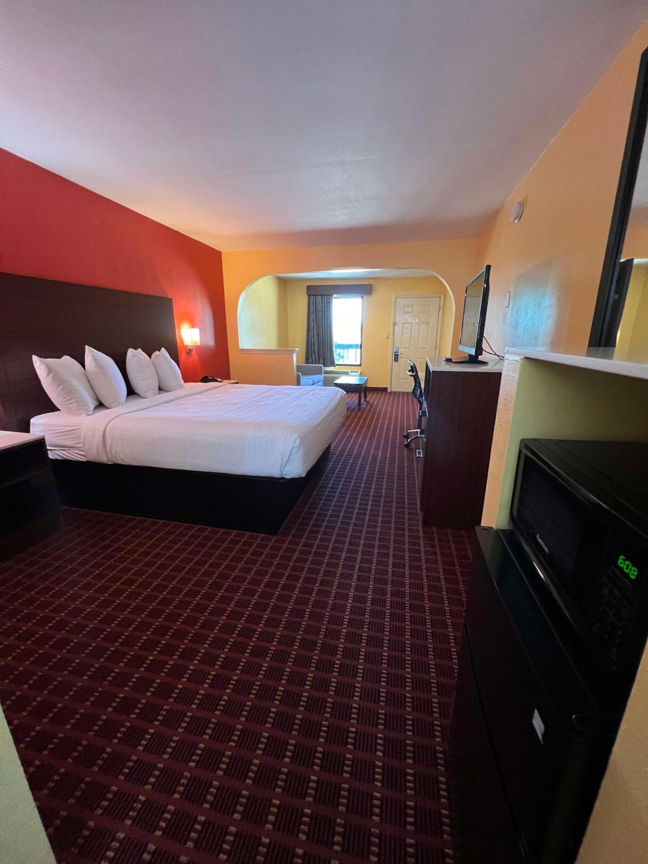 King Suite with Sofa Bed - Non-Smoking photo 1