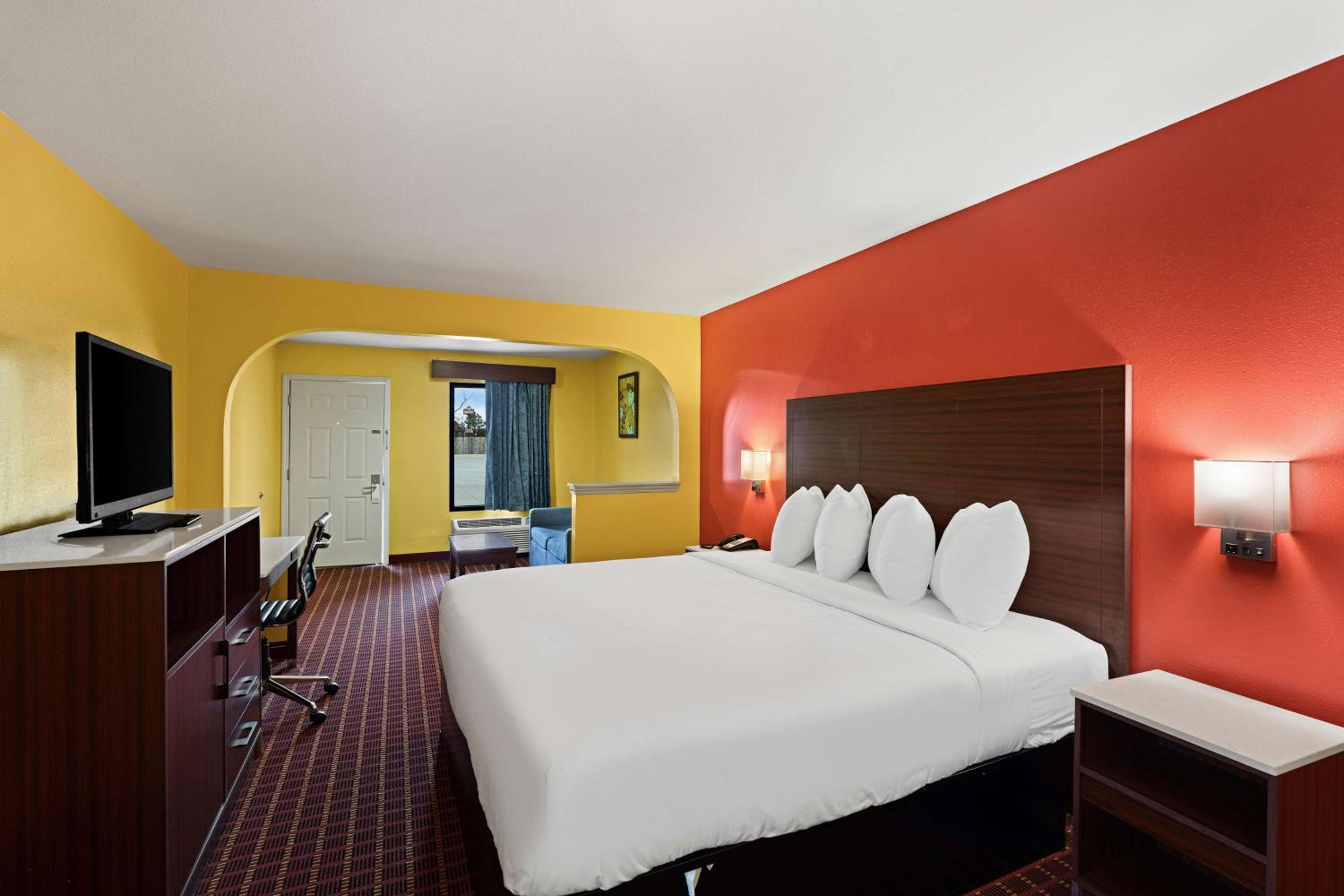 King Suite with Sofa Bed - Non-Smoking photo 3