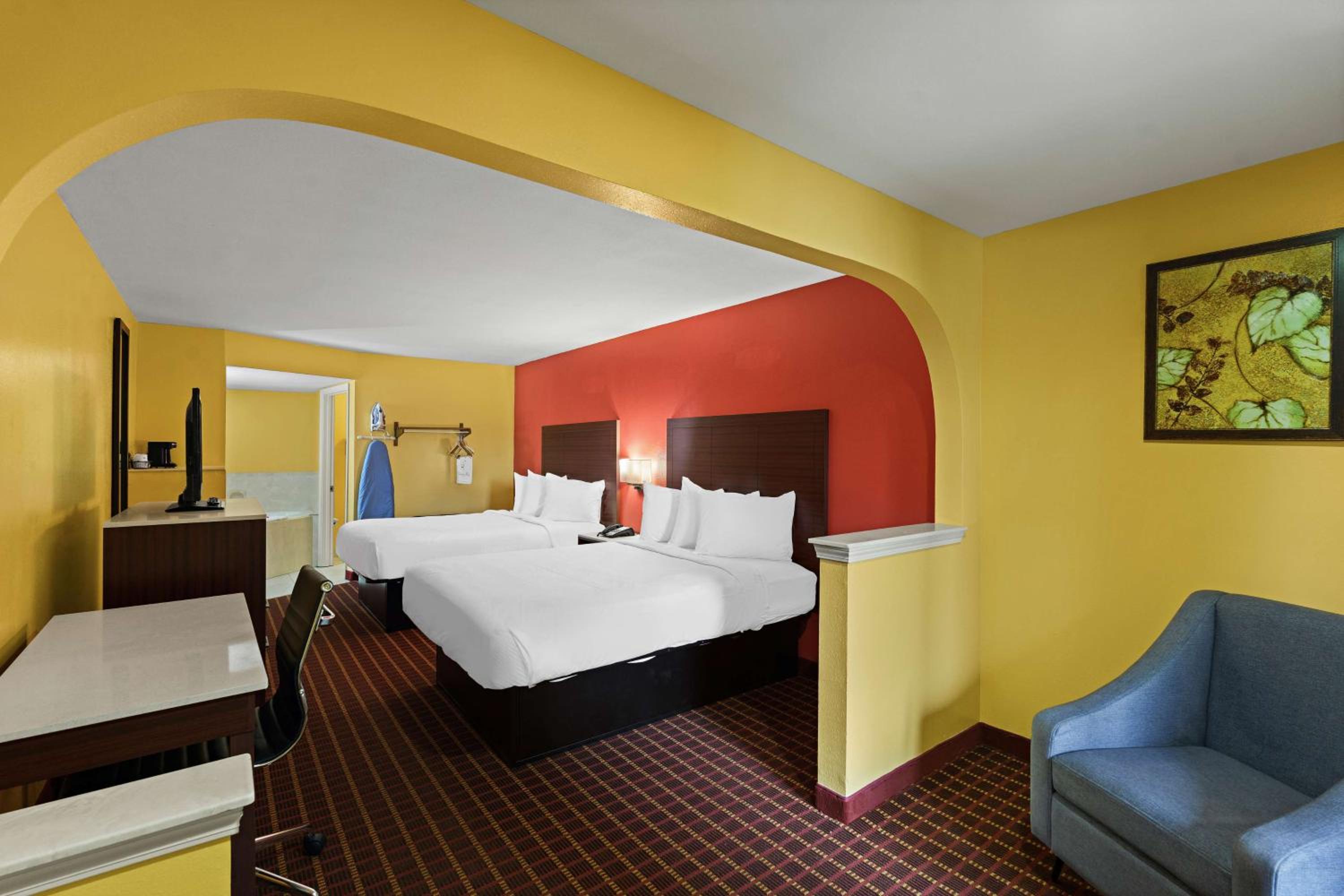 Queen Suite with Two Queen Beds and Hot Tub - Non-Smoking - Photo 1
