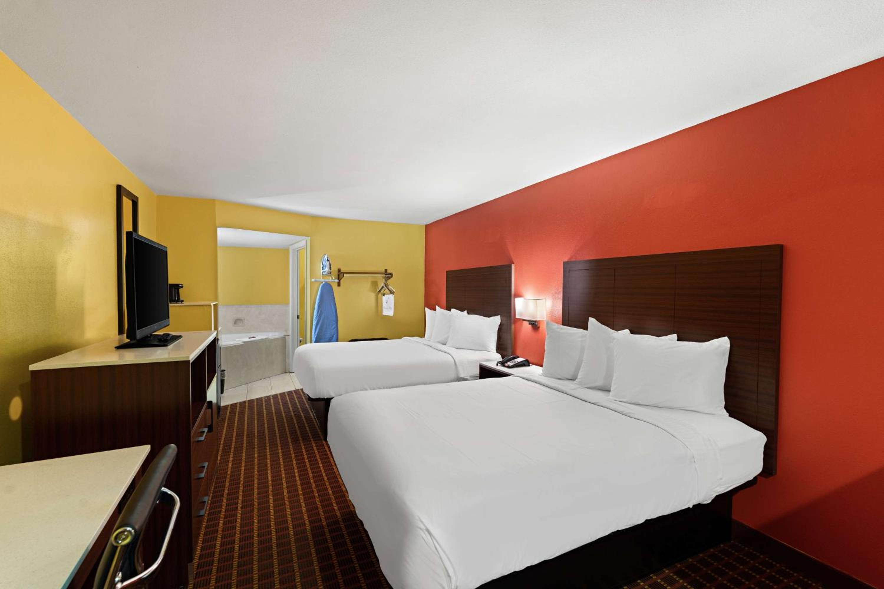 Queen Suite with Two Queen Beds and Hot Tub - Non-Smoking - Photo 4