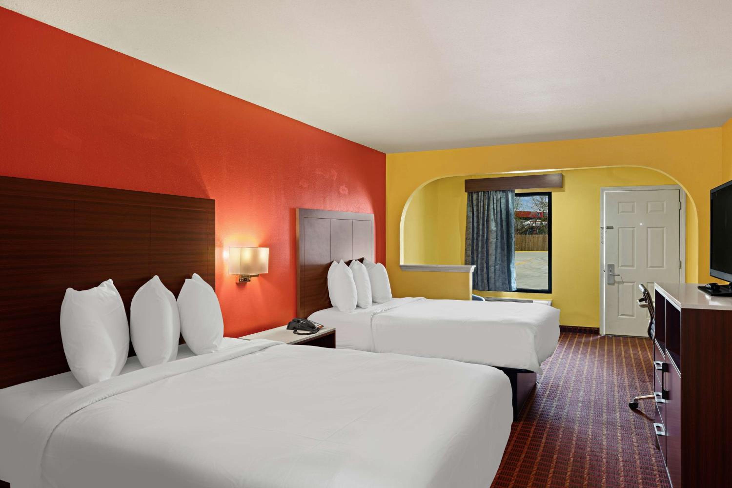 Queen Suite with Two Queen Beds - Non-Smoking - Photo 1