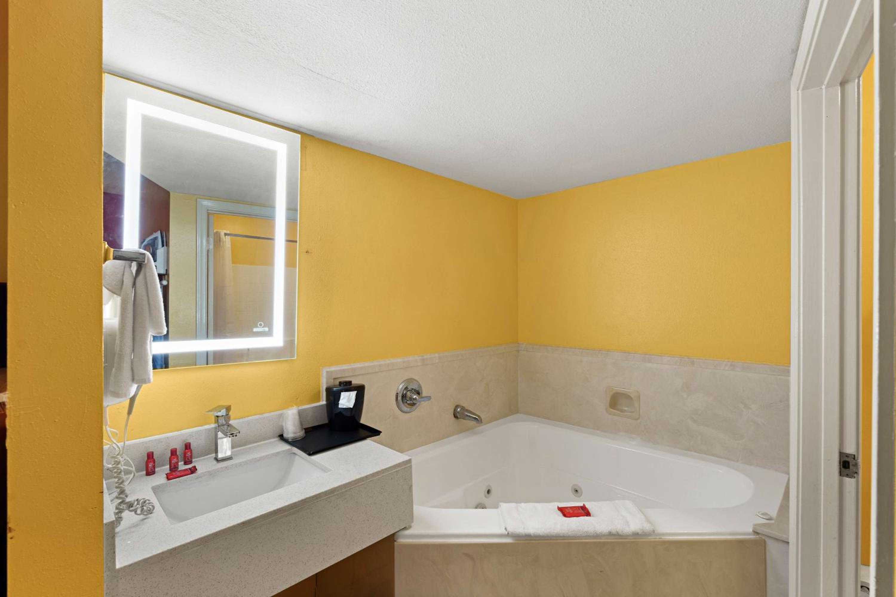 Queen Suite with Two Queen Beds and Hot Tub - Non-Smoking - Photo 3