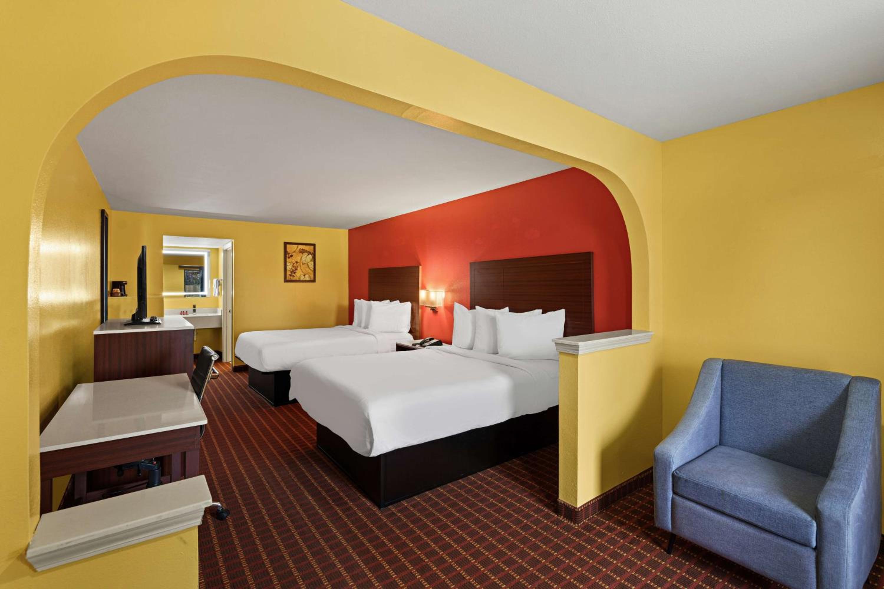 Queen Suite with Two Queen Beds - Non-Smoking - Photo 6