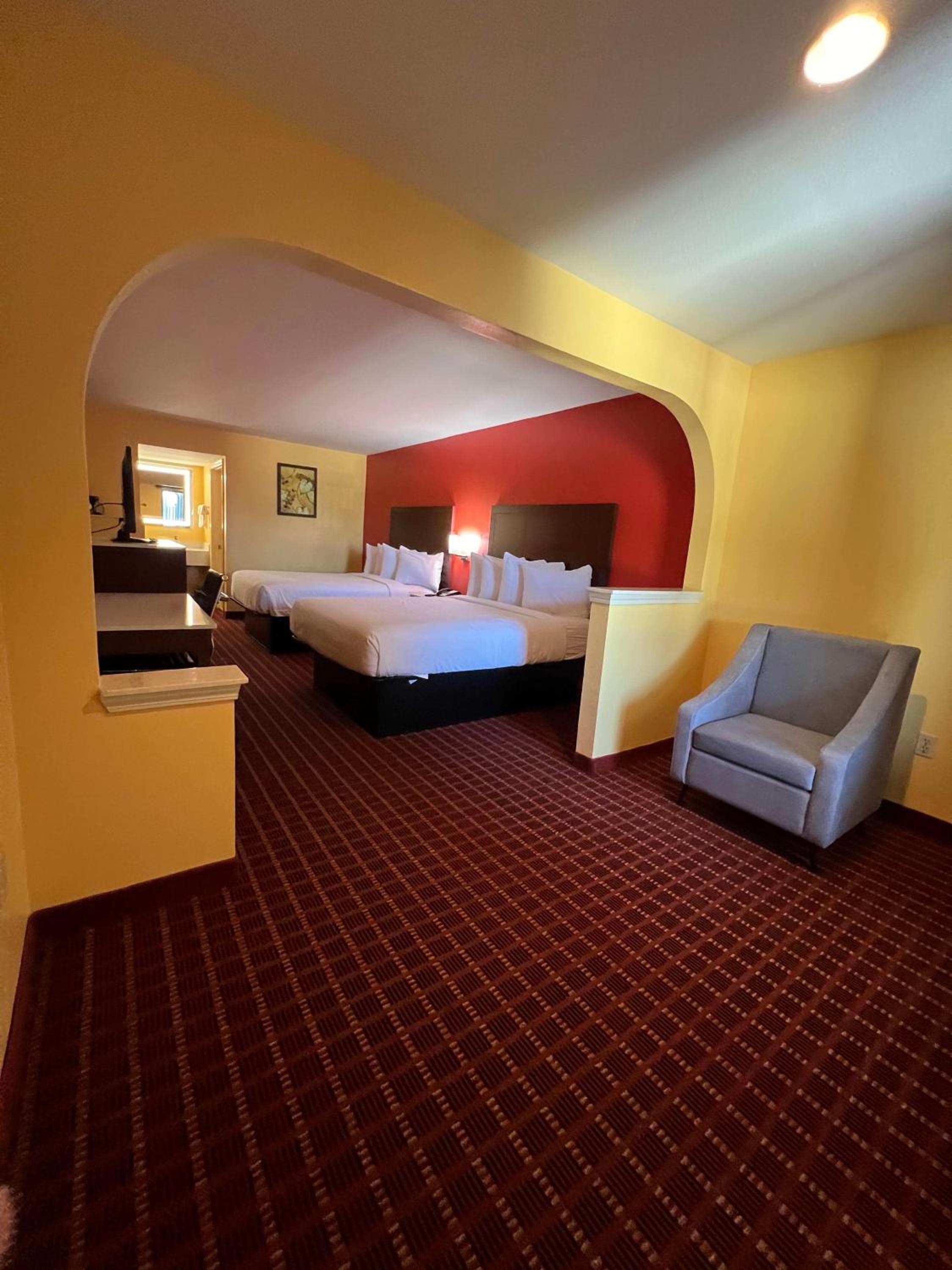 Queen Suite with Two Queen Beds - Non-Smoking - Photo 2