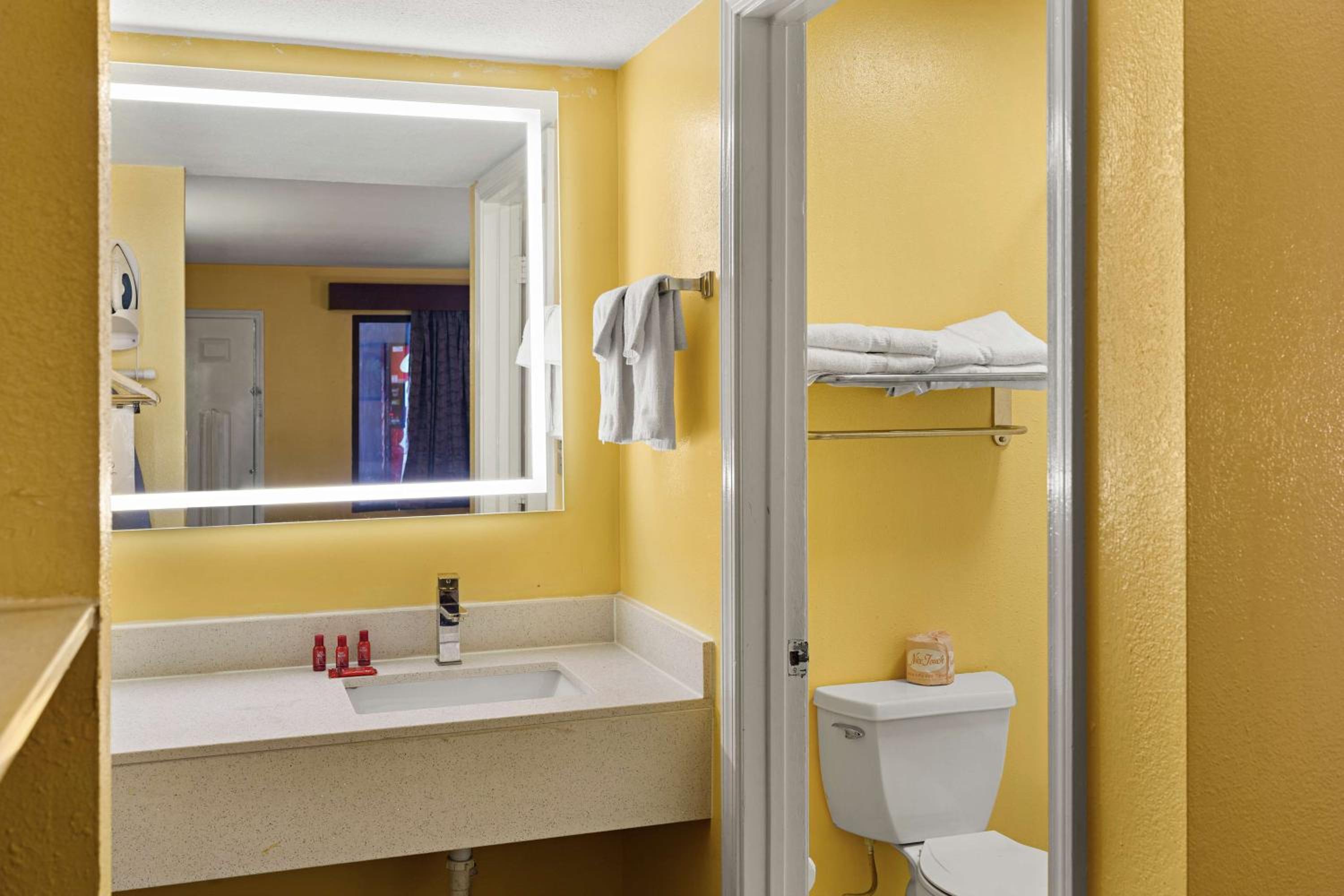 Queen Suite with Two Queen Beds - Non-Smoking - Photo 3
