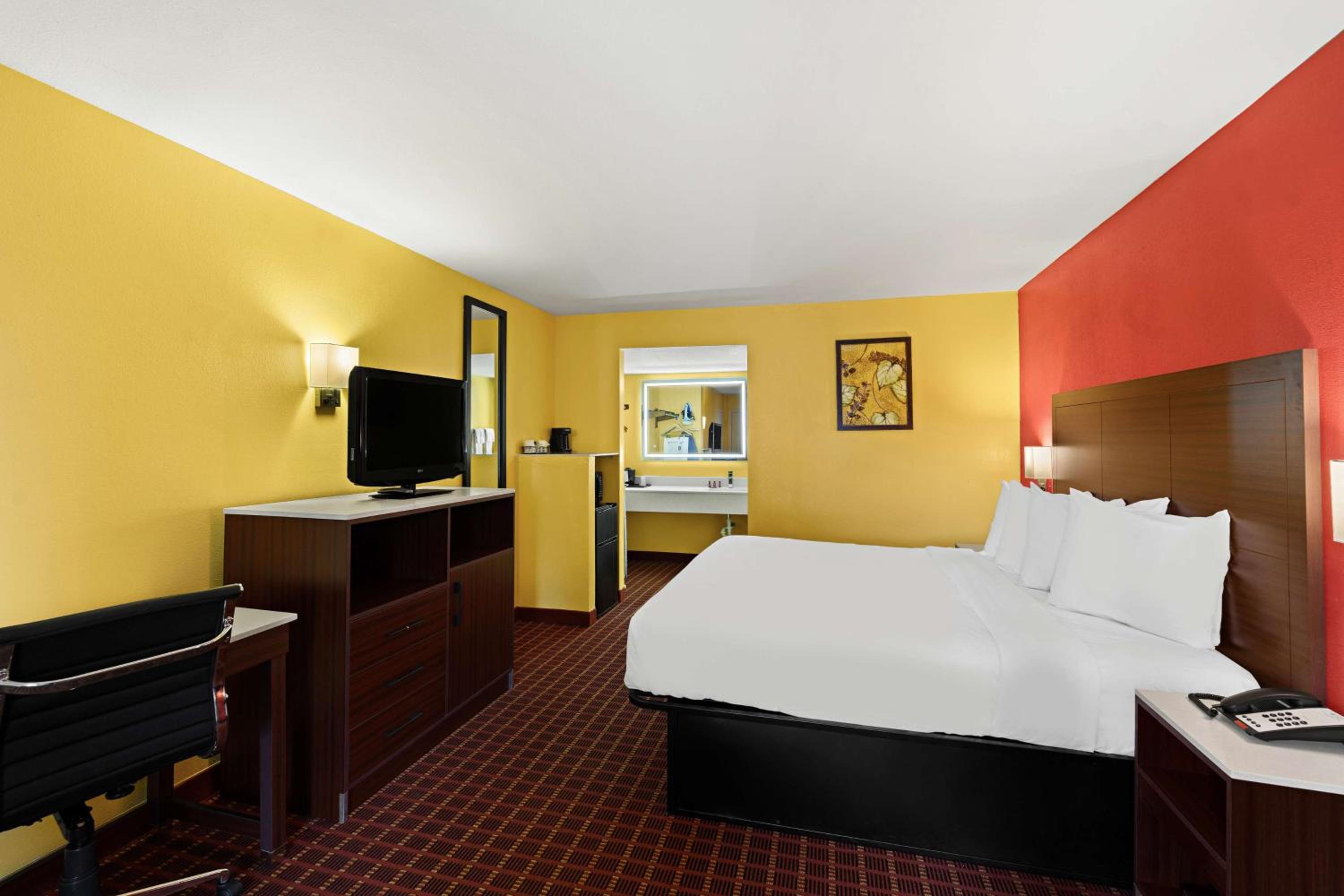 King Room - Non-Smoking - Photo 1