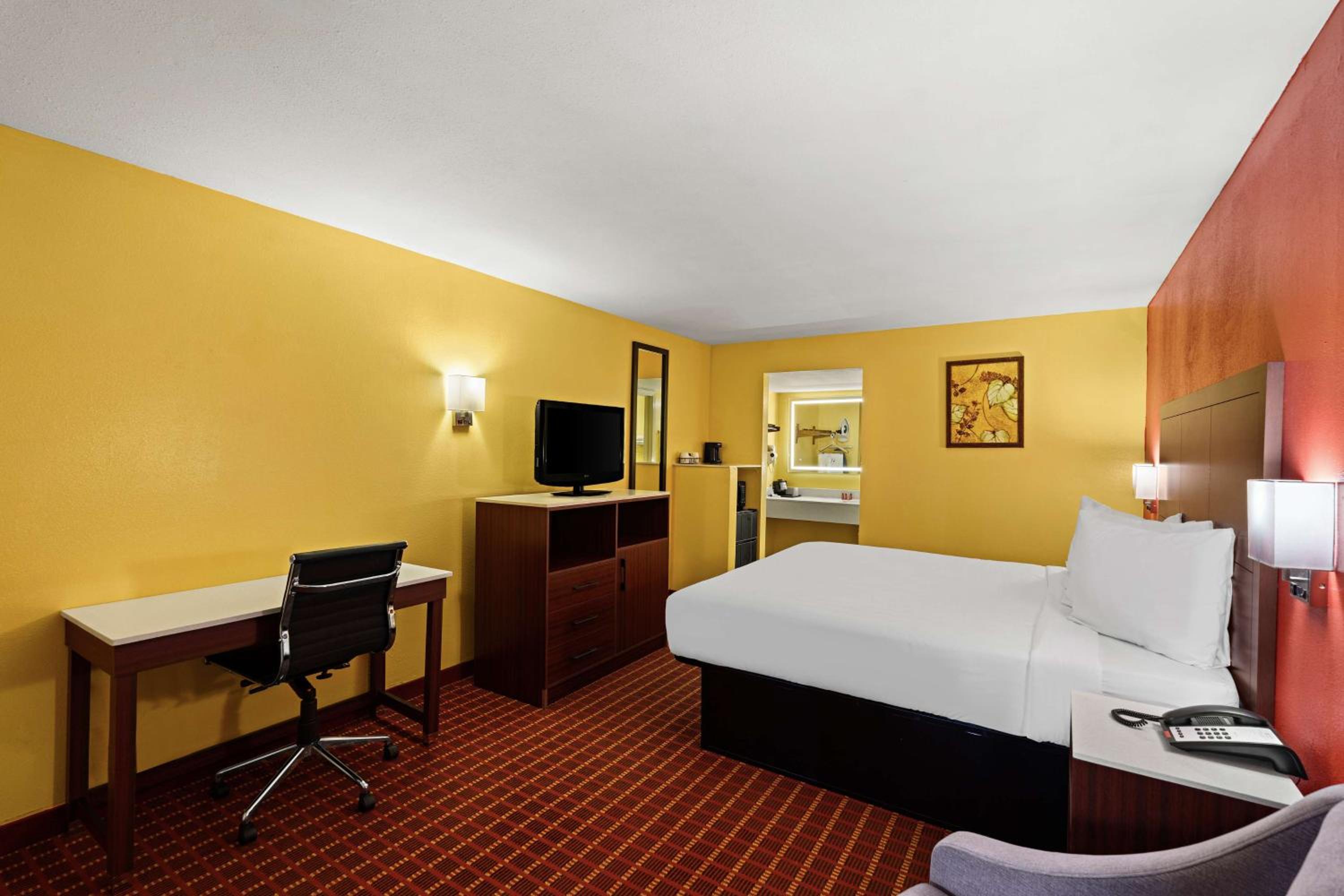 King Room - Non-Smoking - Photo 6