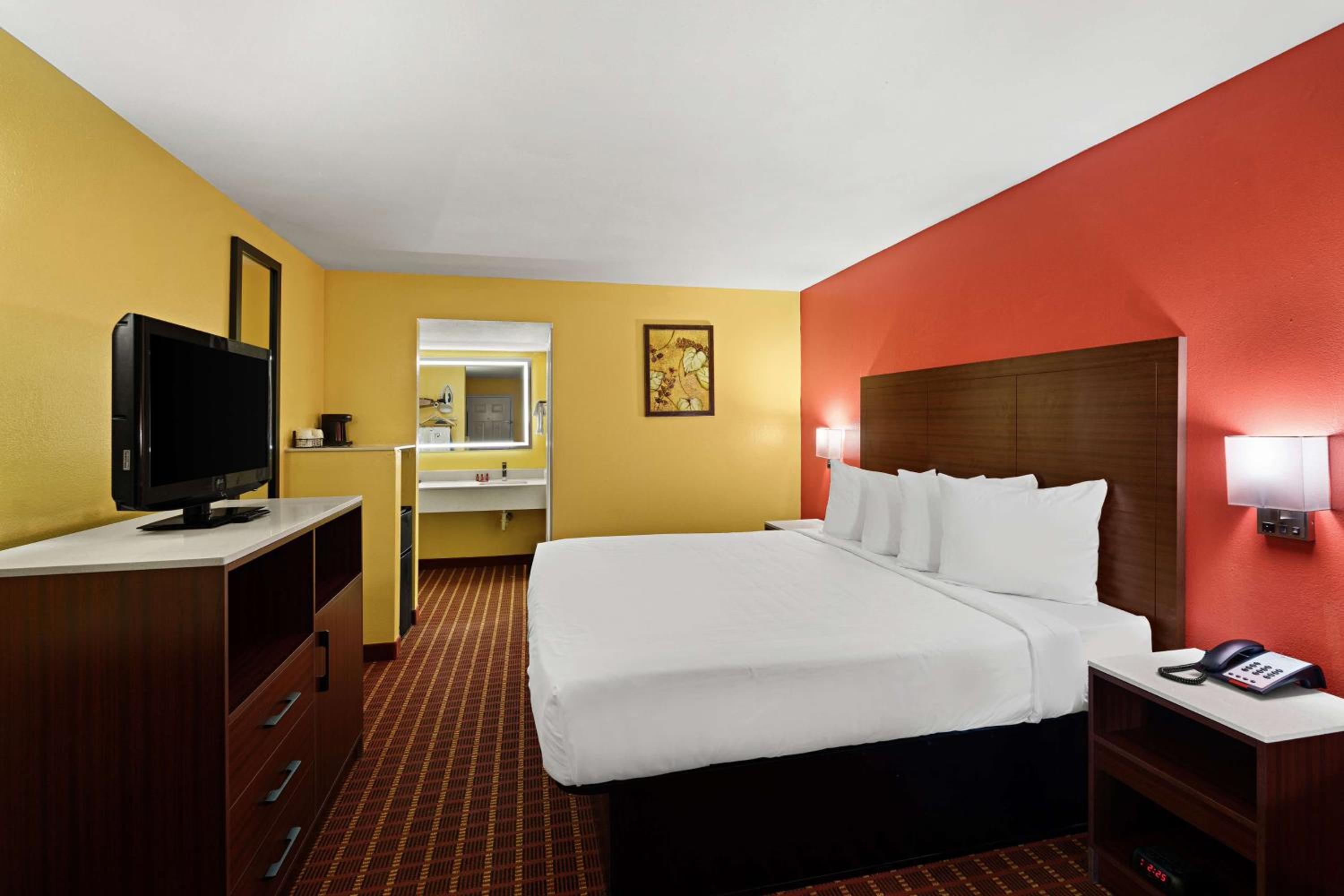 King Room - Non-Smoking - Photo 5