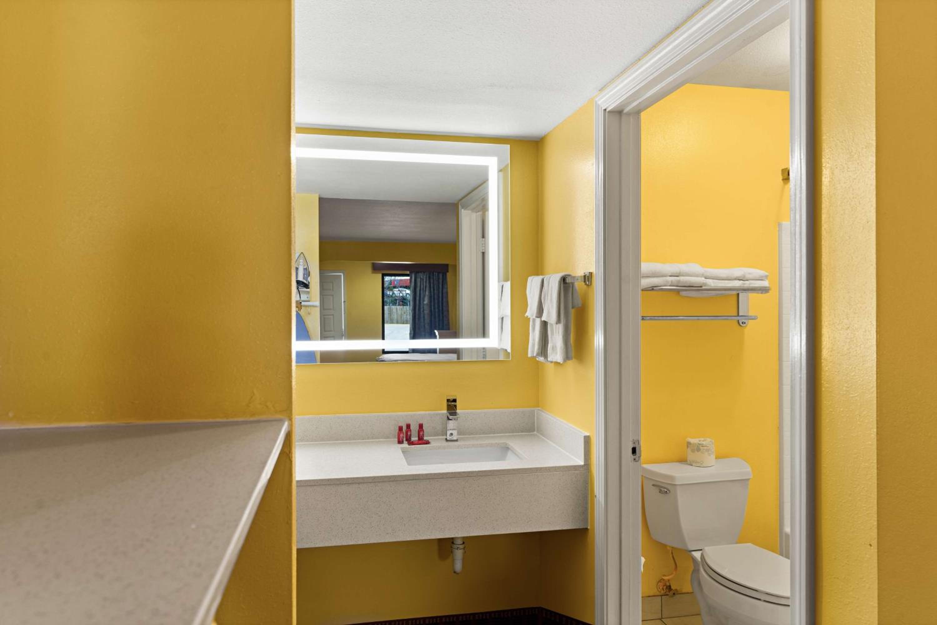 Queen Suite with Two Queen Beds - Non-Smoking - Photo 4