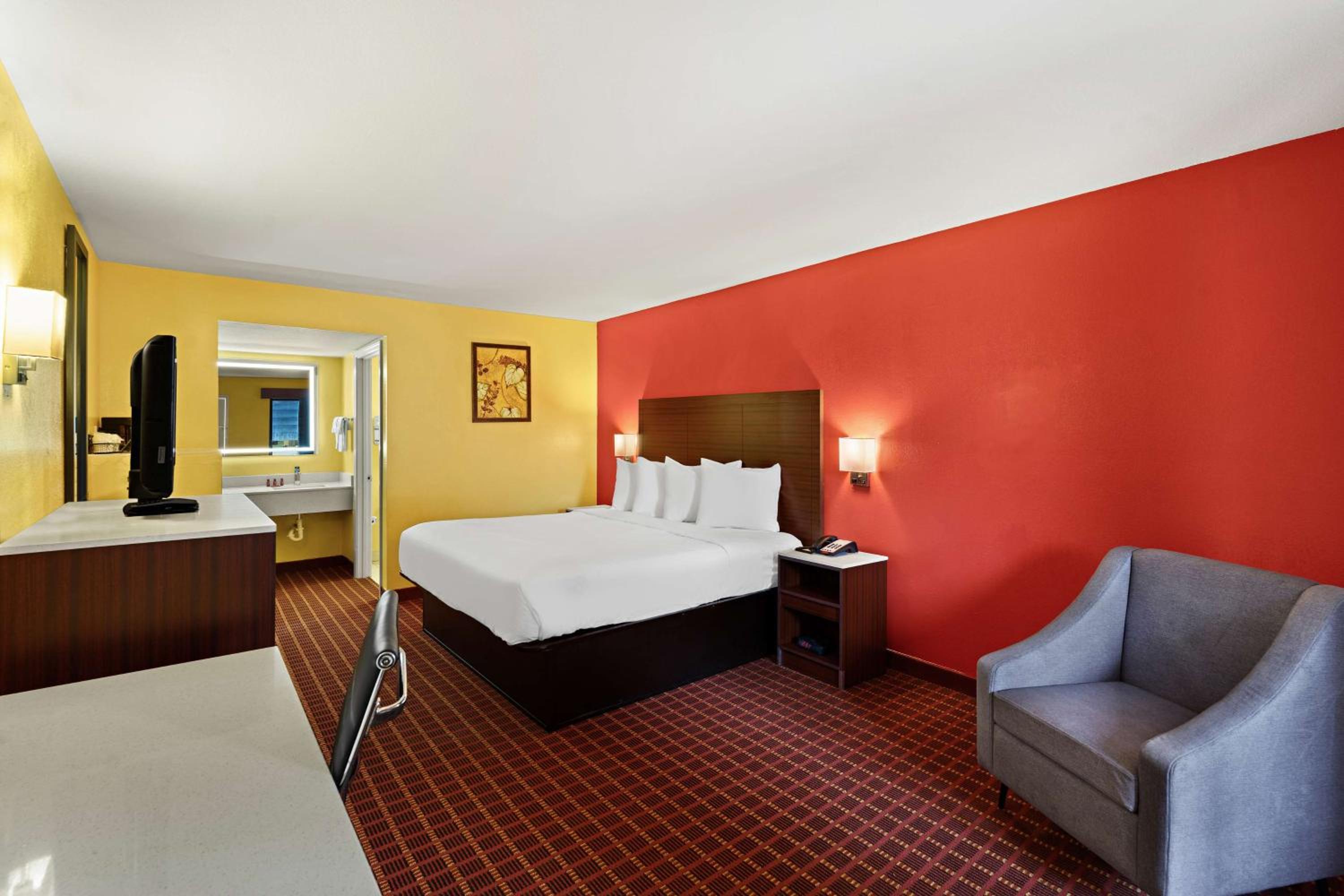 King Room - Non-Smoking - Photo 4
