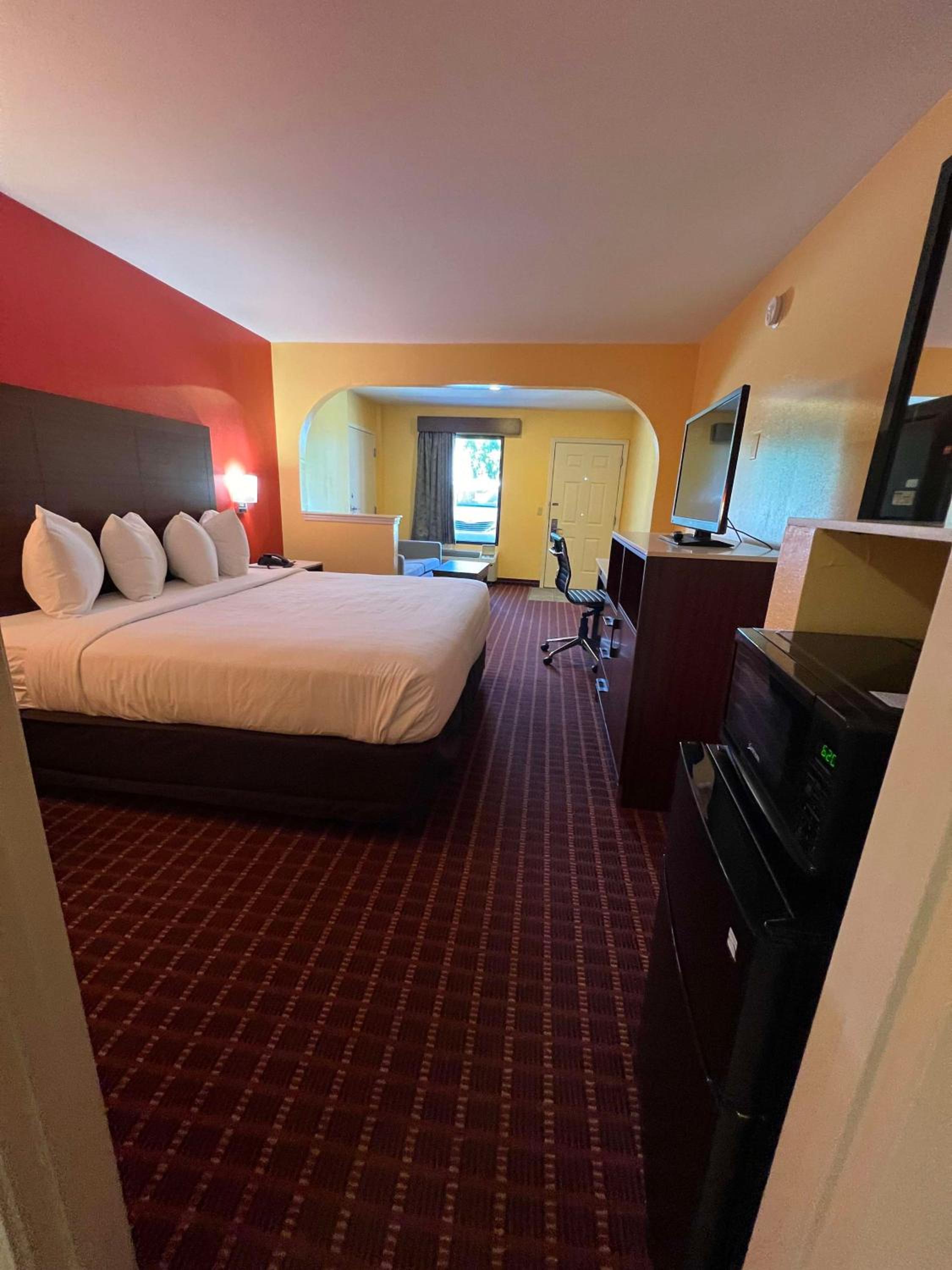 King Suite with Bath Tub and Sofa Bed - Disability/Non-Smoking - Photo 1