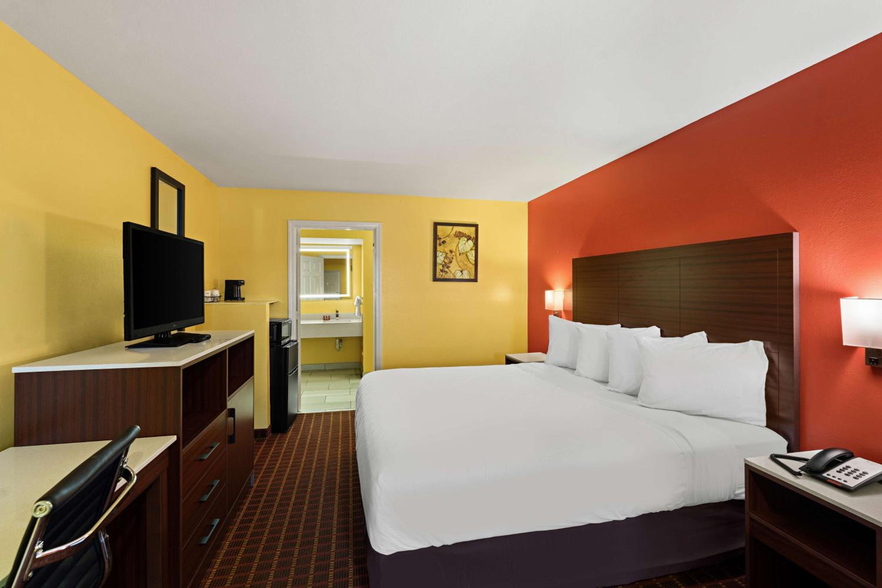 King Suite with Bath Tub and Sofa Bed - Disability/Non-Smoking - Photo 3