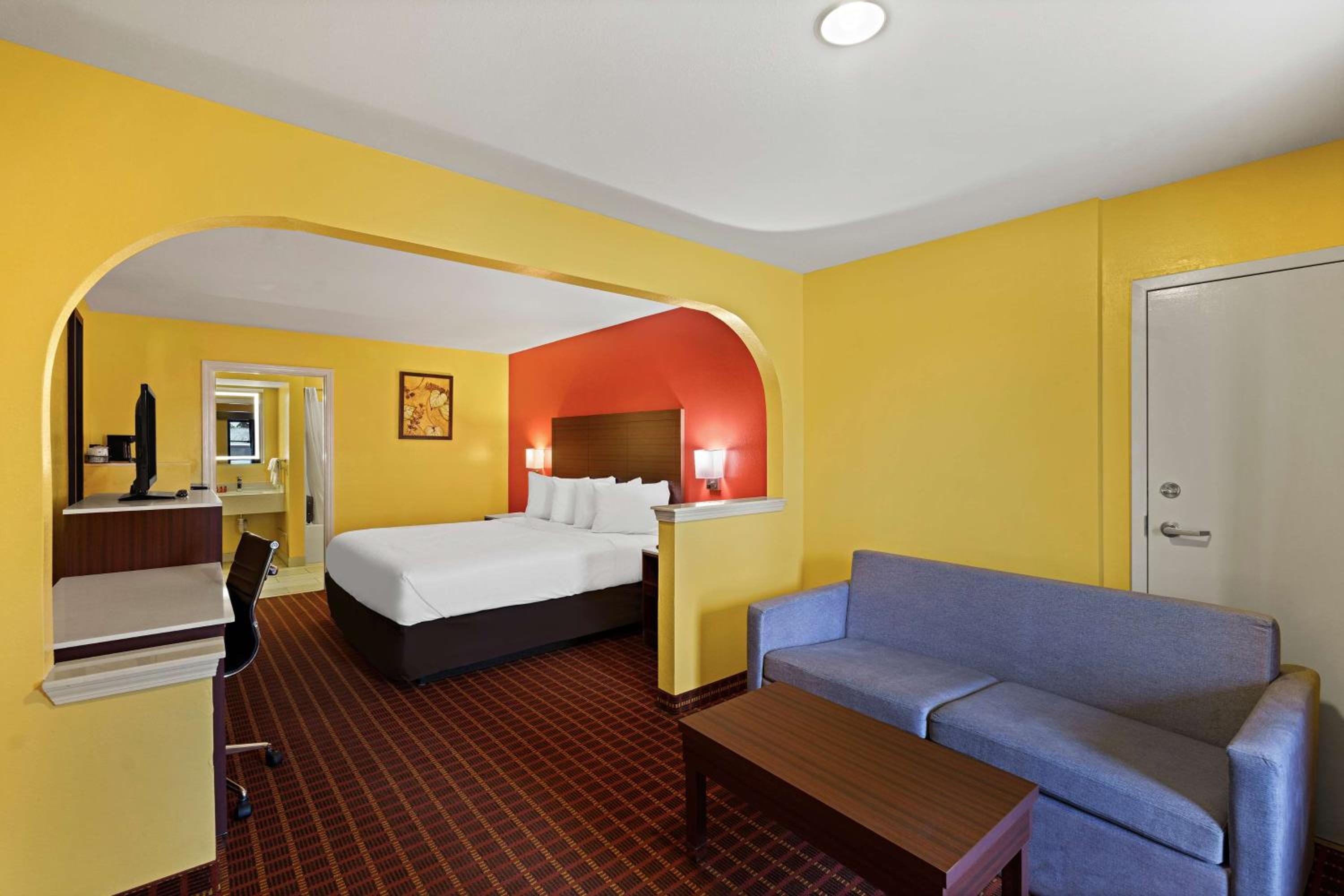 King Suite with Bath Tub and Sofa Bed - Disability/Non-Smoking - Photo 2