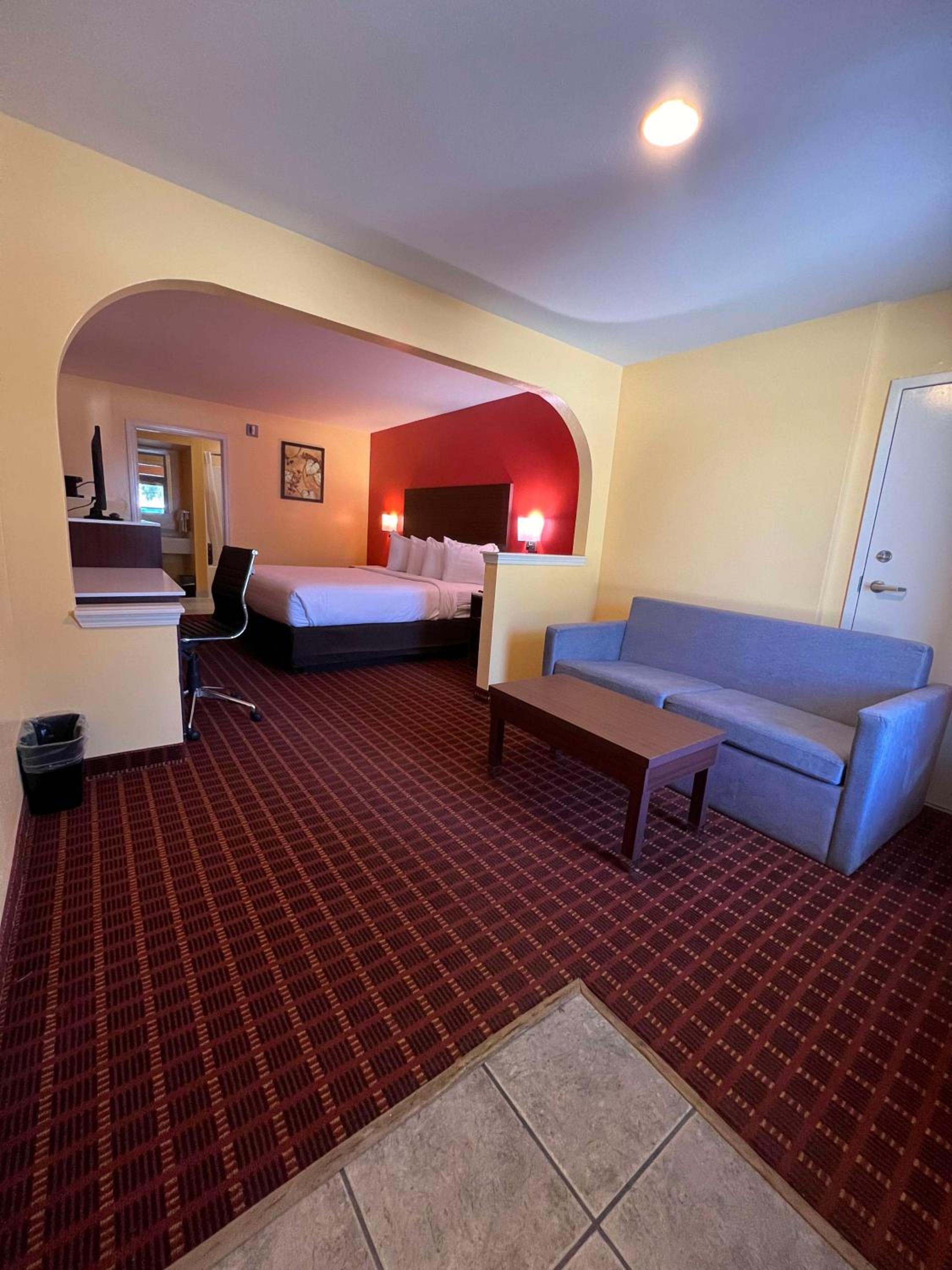 King Suite with Bath Tub and Sofa Bed - Disability/Non-Smoking - Photo 4