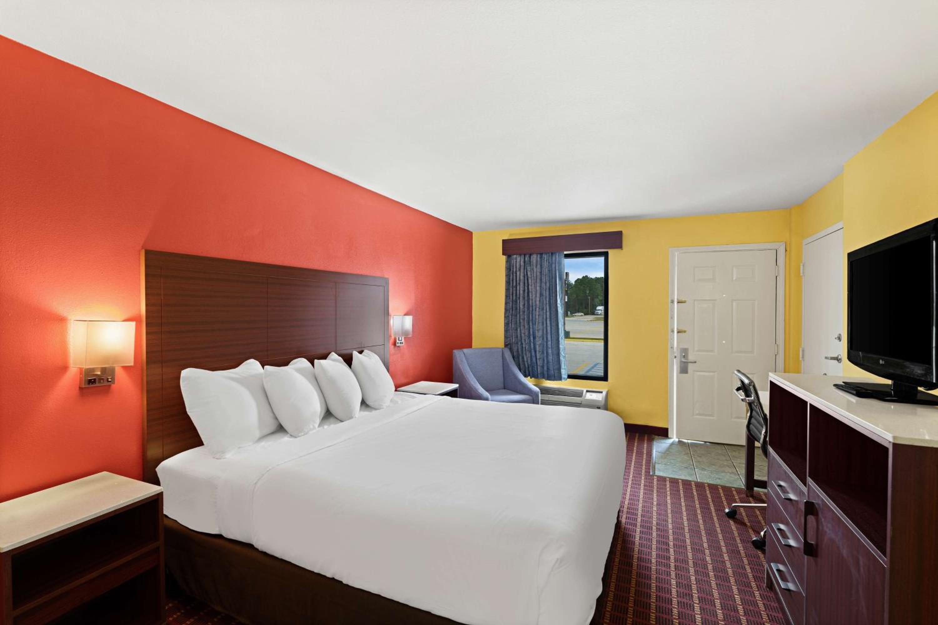 King Room with Bath Tub - Disability Access/Non-Smoking  photo 1
