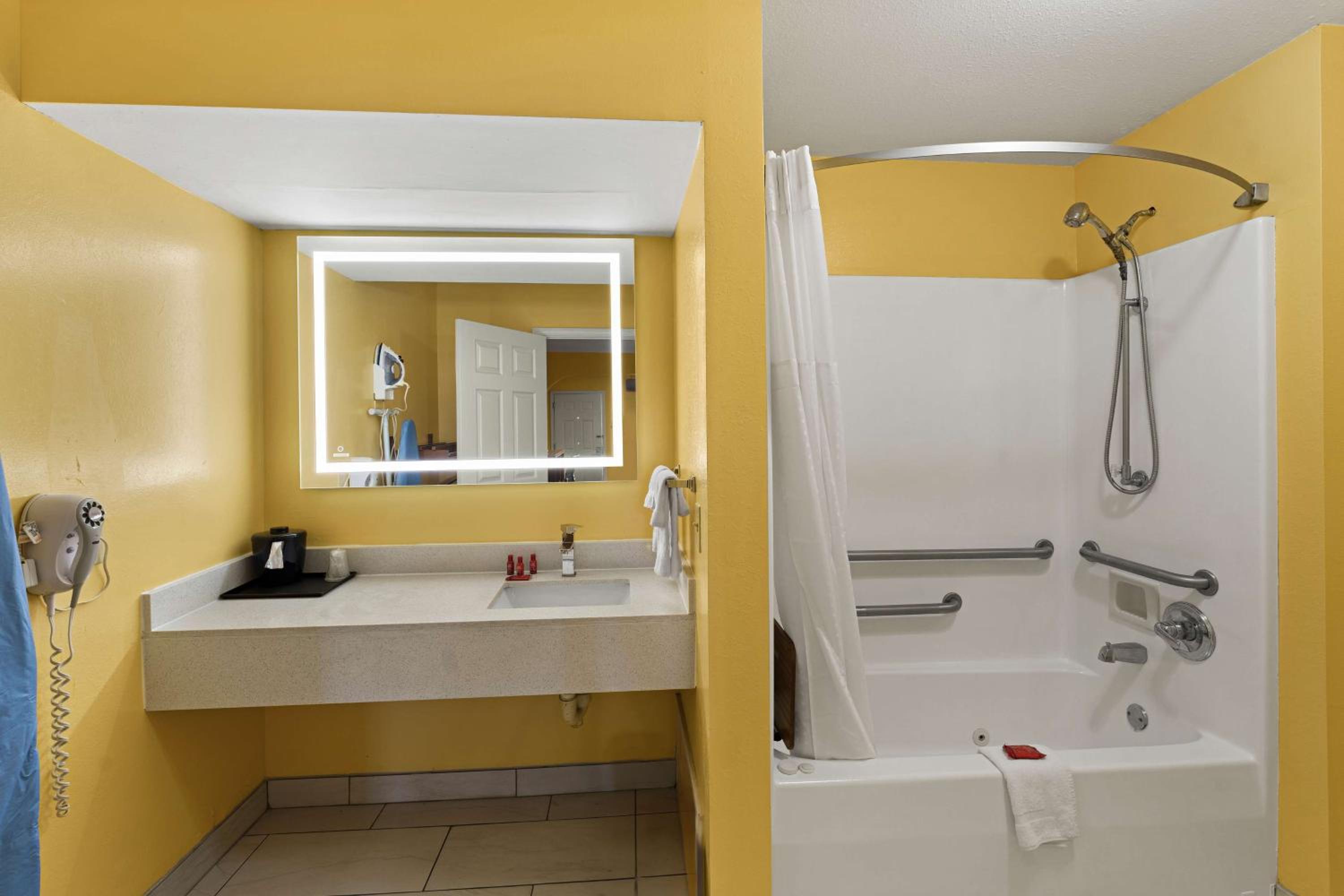 King Suite with Bath Tub and Sofa Bed - Disability/Non-Smoking - Photo 5