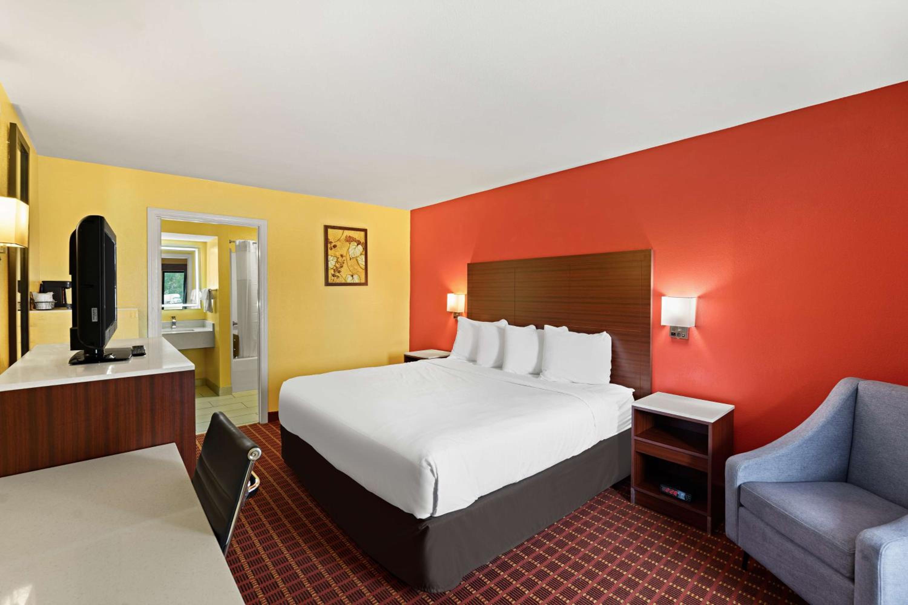 King Room with Bath Tub - Disability Access/Non-Smoking  photo 2