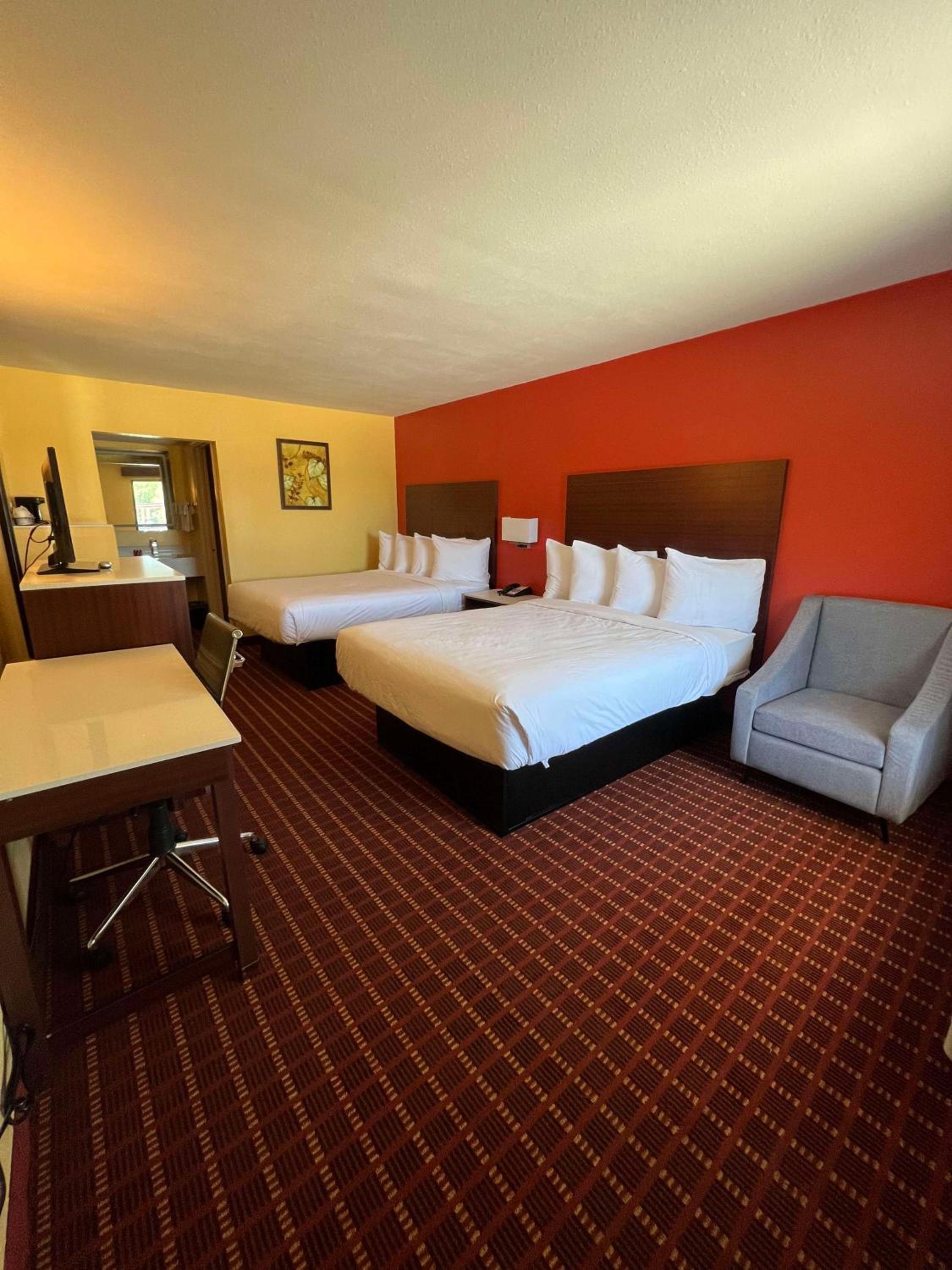 Queen Room with Two Queen Beds - Non-Smoking - Photo 1